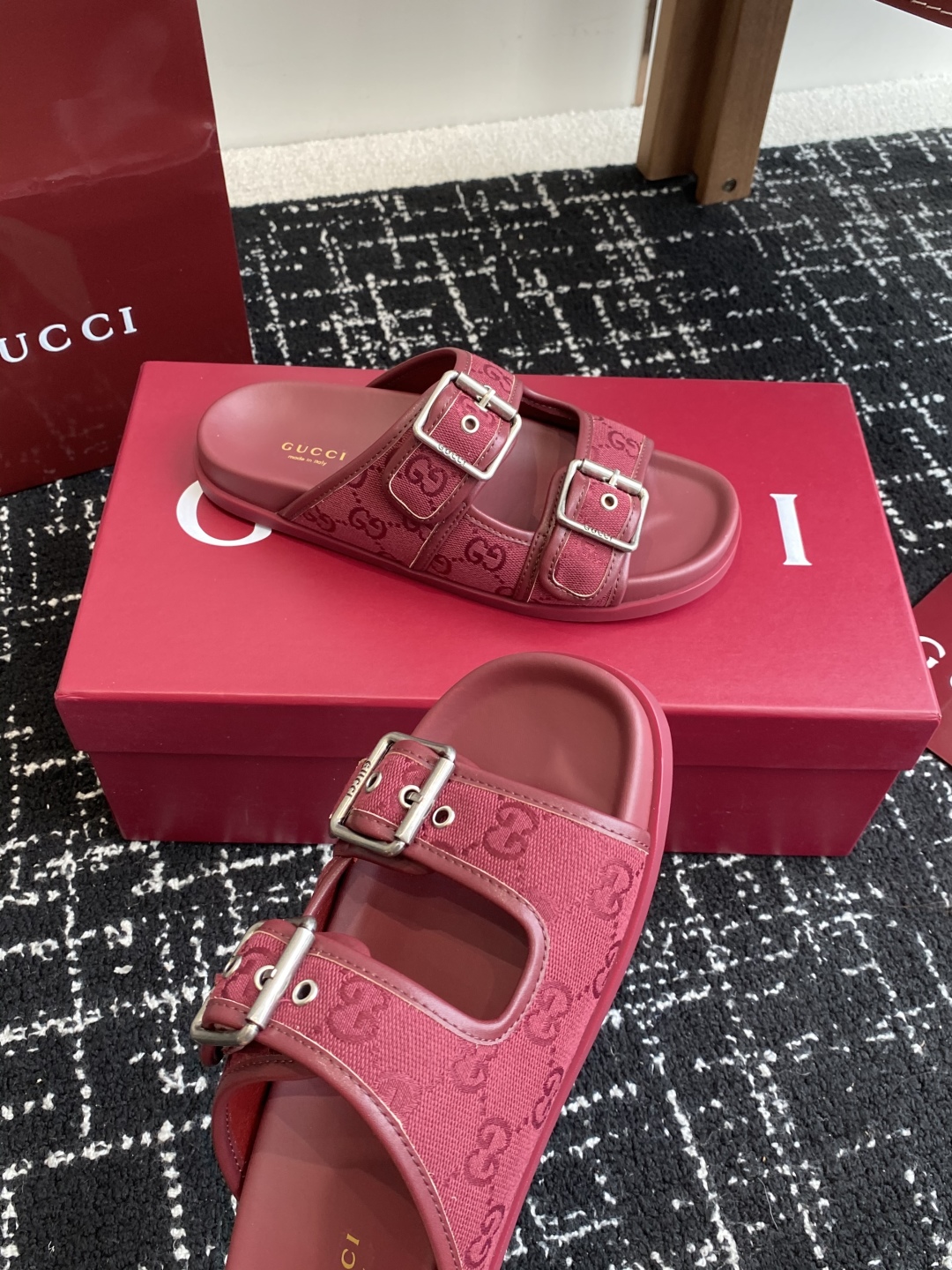 代购级
GUCCI 25ss 春夏系列GG菱形 沙滩平底拖鞋

由经典真皮电绣菱形条纹＋配双G金属扣作为