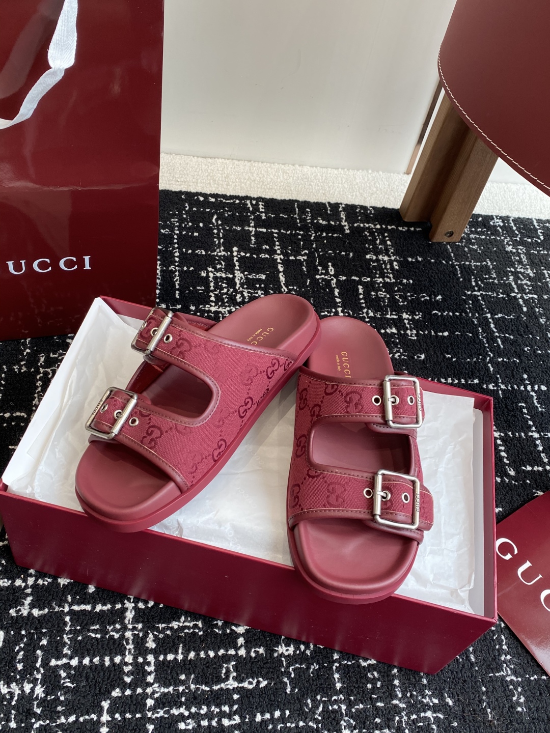 代购级
GUCCI 25ss 春夏系列GG菱形 沙滩平底拖鞋

由经典真皮电绣菱形条纹＋配双G金属扣作为