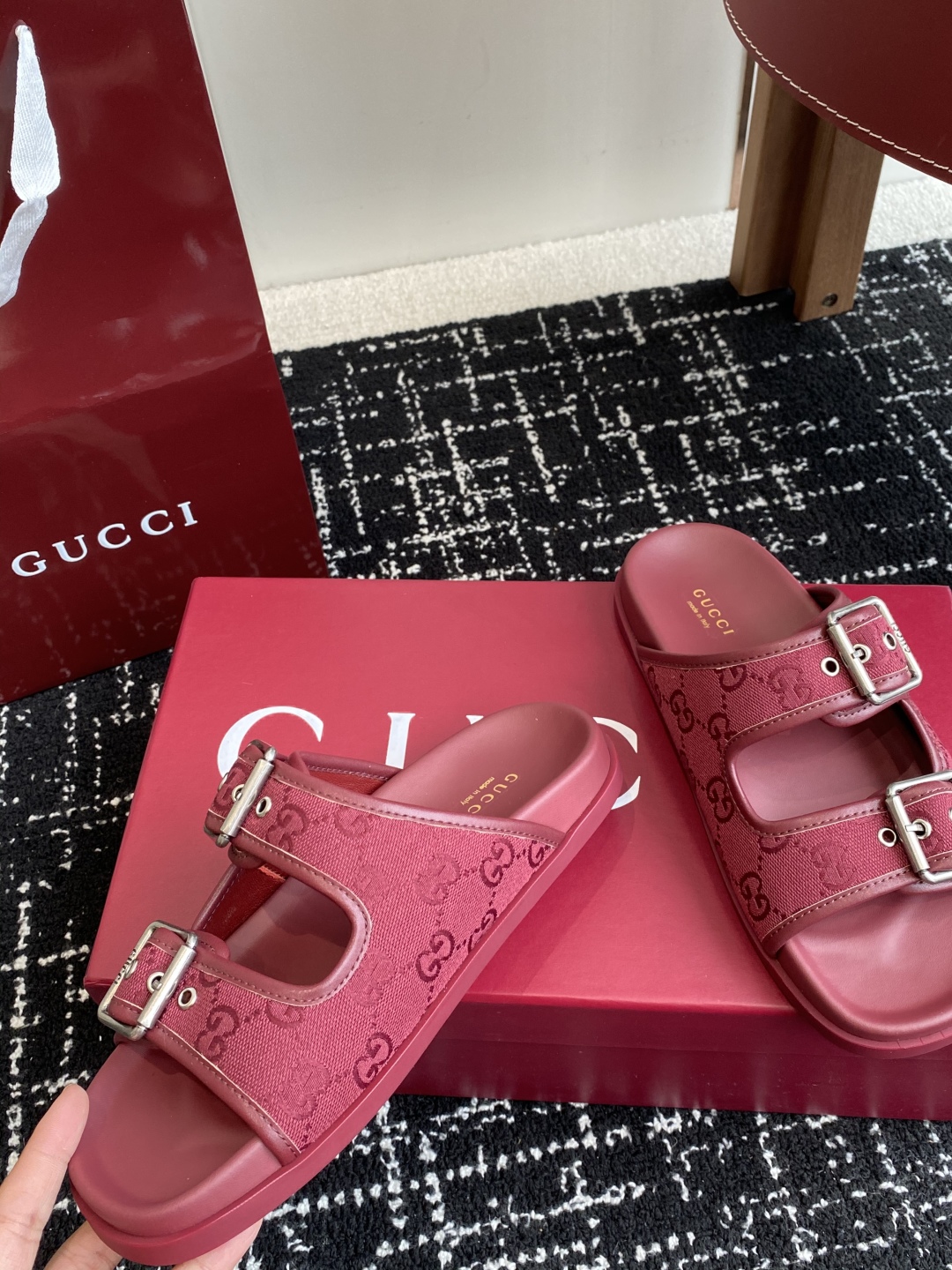 代购级
GUCCI 25ss 春夏系列GG菱形 沙滩平底拖鞋

由经典真皮电绣菱形条纹＋配双G金属扣作为