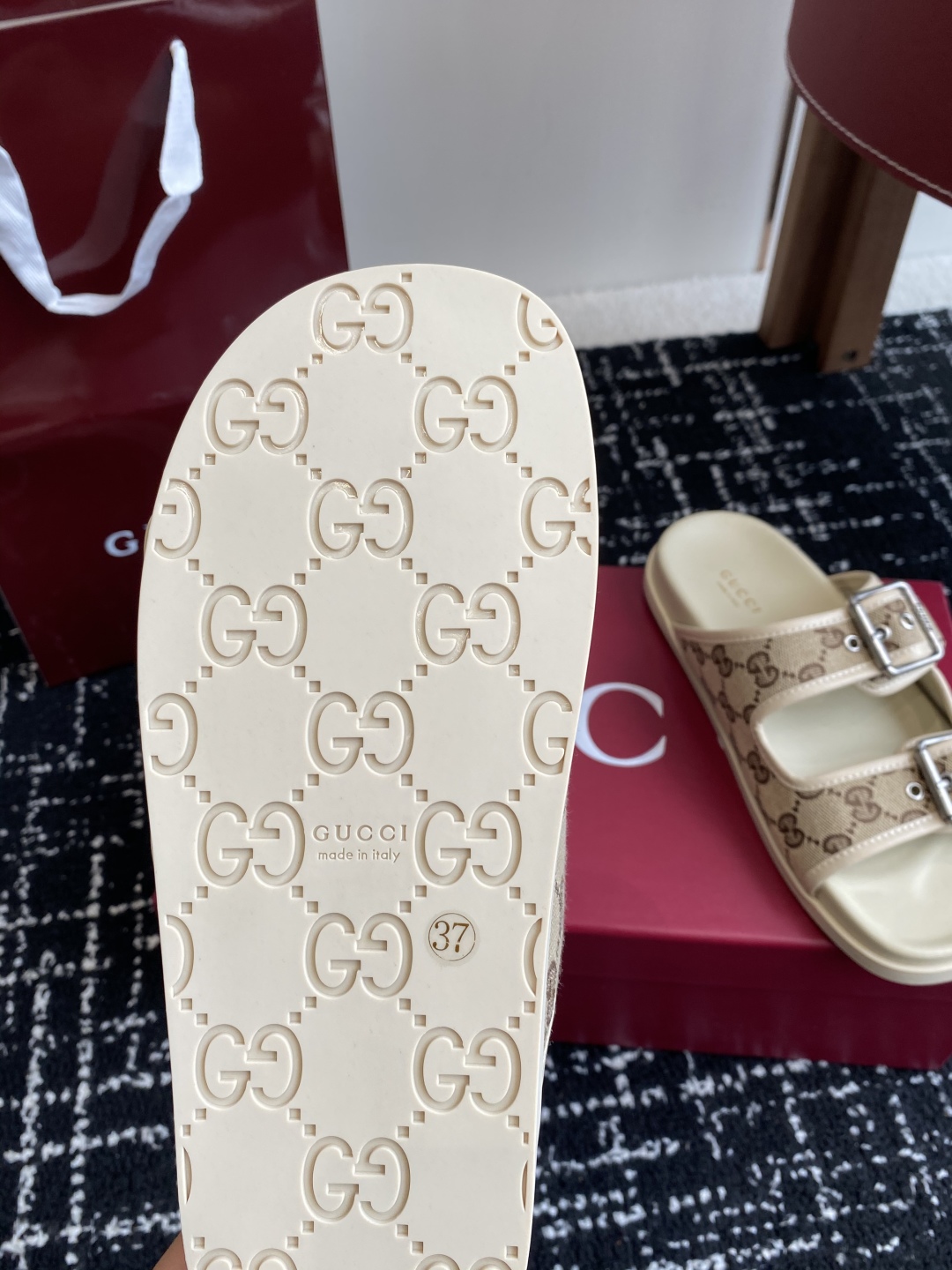 代购级
GUCCI 25ss 春夏系列GG菱形 沙滩平底拖鞋

由经典真皮电绣菱形条纹＋配双G金属扣作为