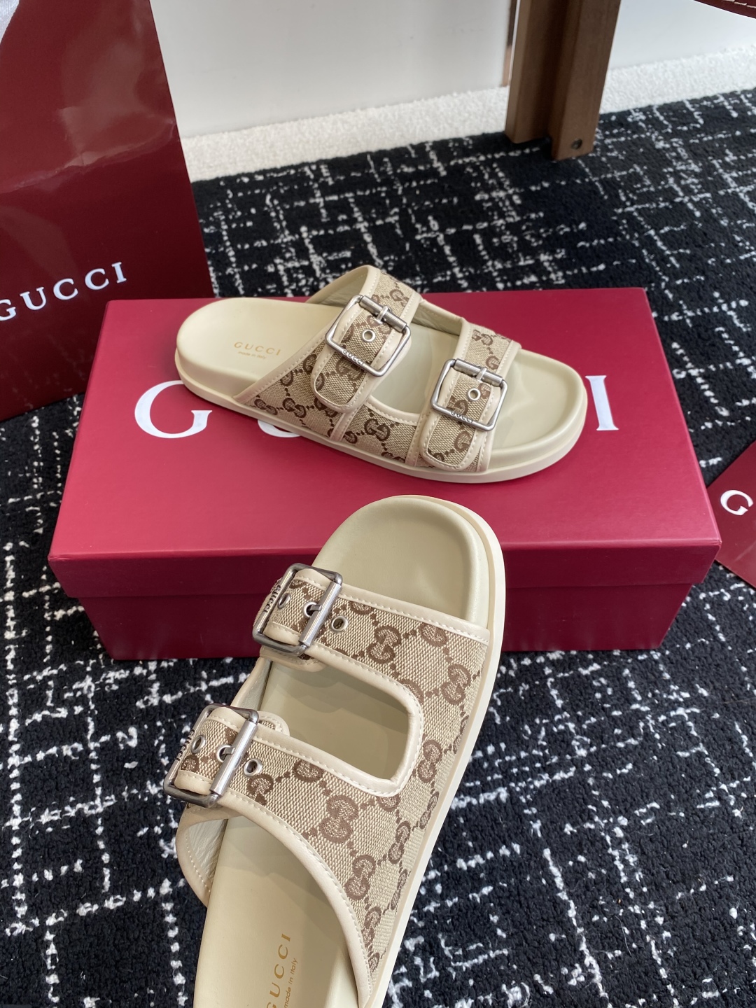 代购级
GUCCI 25ss 春夏系列GG菱形 沙滩平底拖鞋

由经典真皮电绣菱形条纹＋配双G金属扣作为