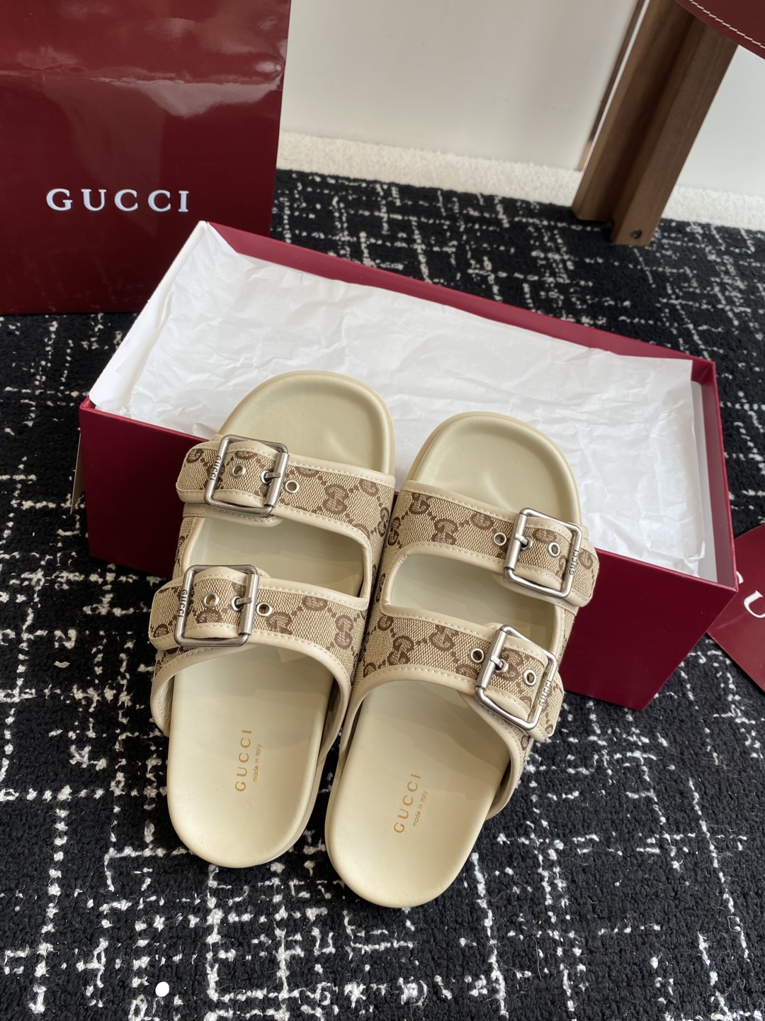 代购级
GUCCI 25ss 春夏系列GG菱形 沙滩平底拖鞋

由经典真皮电绣菱形条纹＋配双G金属扣作为
