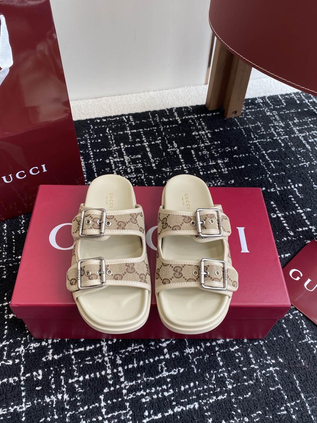 代购级
GUCCI 25ss 春夏系列GG菱形 沙滩平底拖鞋

由经典真皮电绣菱形条纹＋配双G金属扣作为