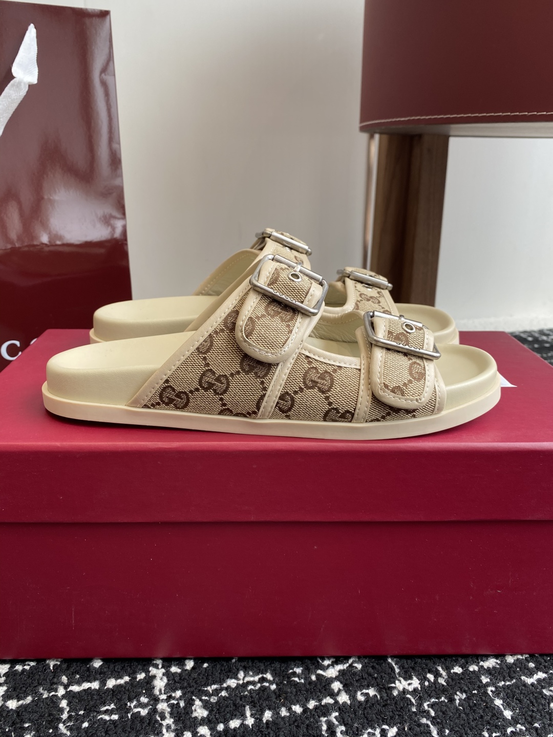 代购级
GUCCI 25ss 春夏系列GG菱形 沙滩平底拖鞋

由经典真皮电绣菱形条纹＋配双G金属扣作为