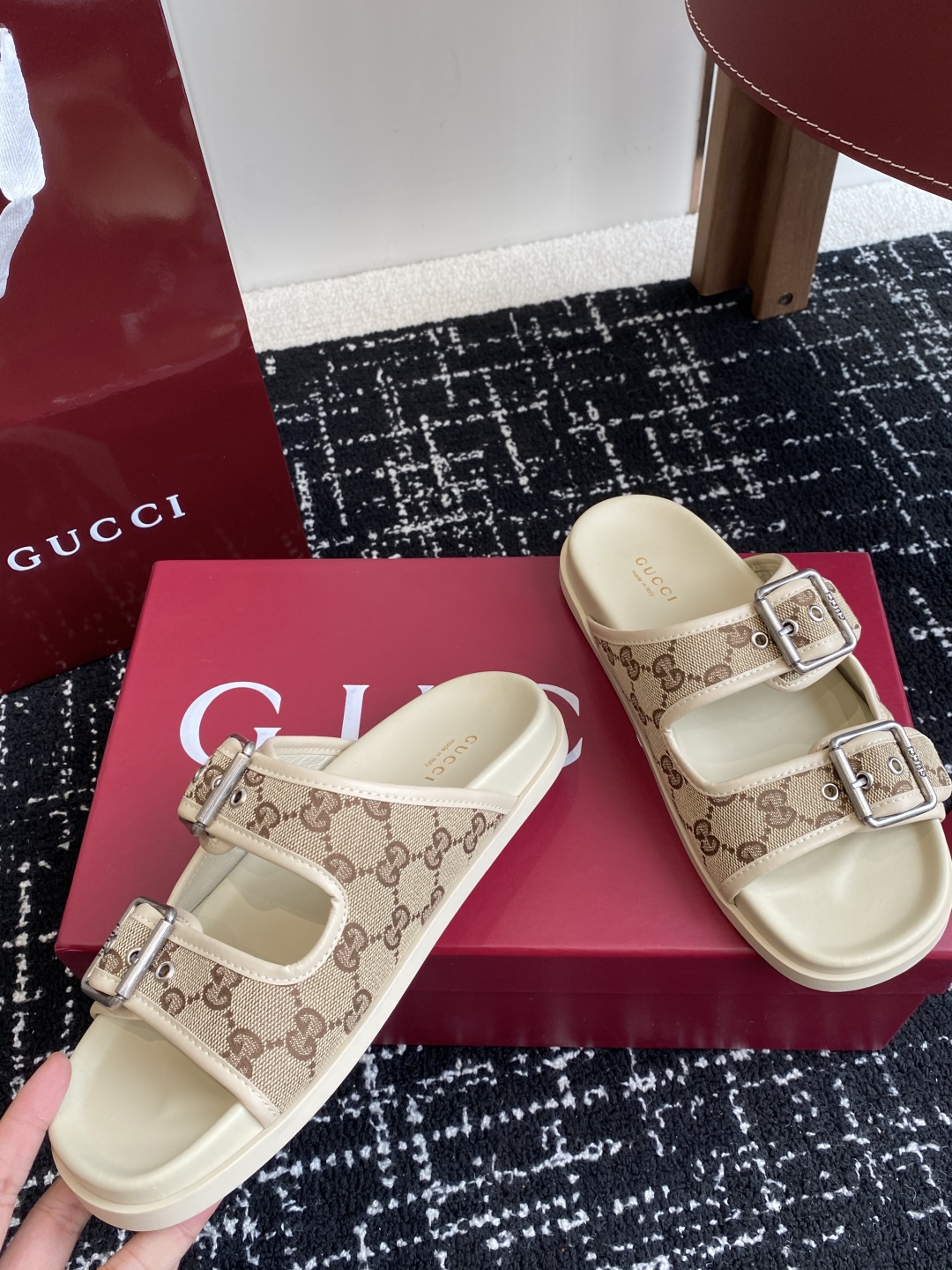 代购级
GUCCI 25ss 春夏系列GG菱形 沙滩平底拖鞋

由经典真皮电绣菱形条纹＋配双G金属扣作为