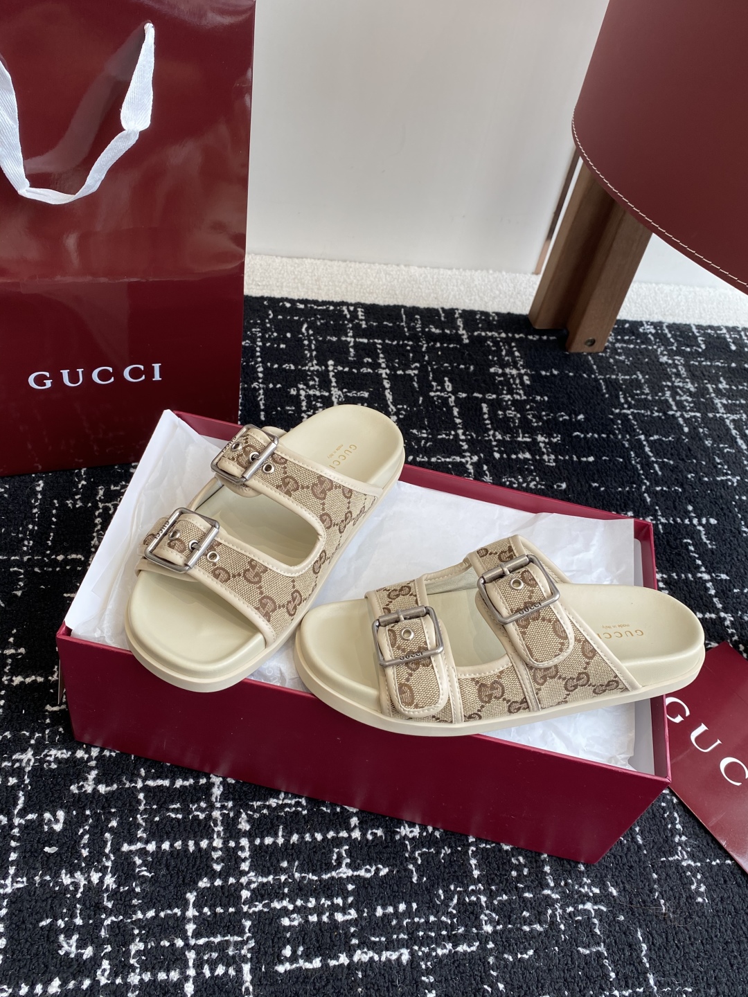 代购级
GUCCI 25ss 春夏系列GG菱形 沙滩平底拖鞋

由经典真皮电绣菱形条纹＋配双G金属扣作为