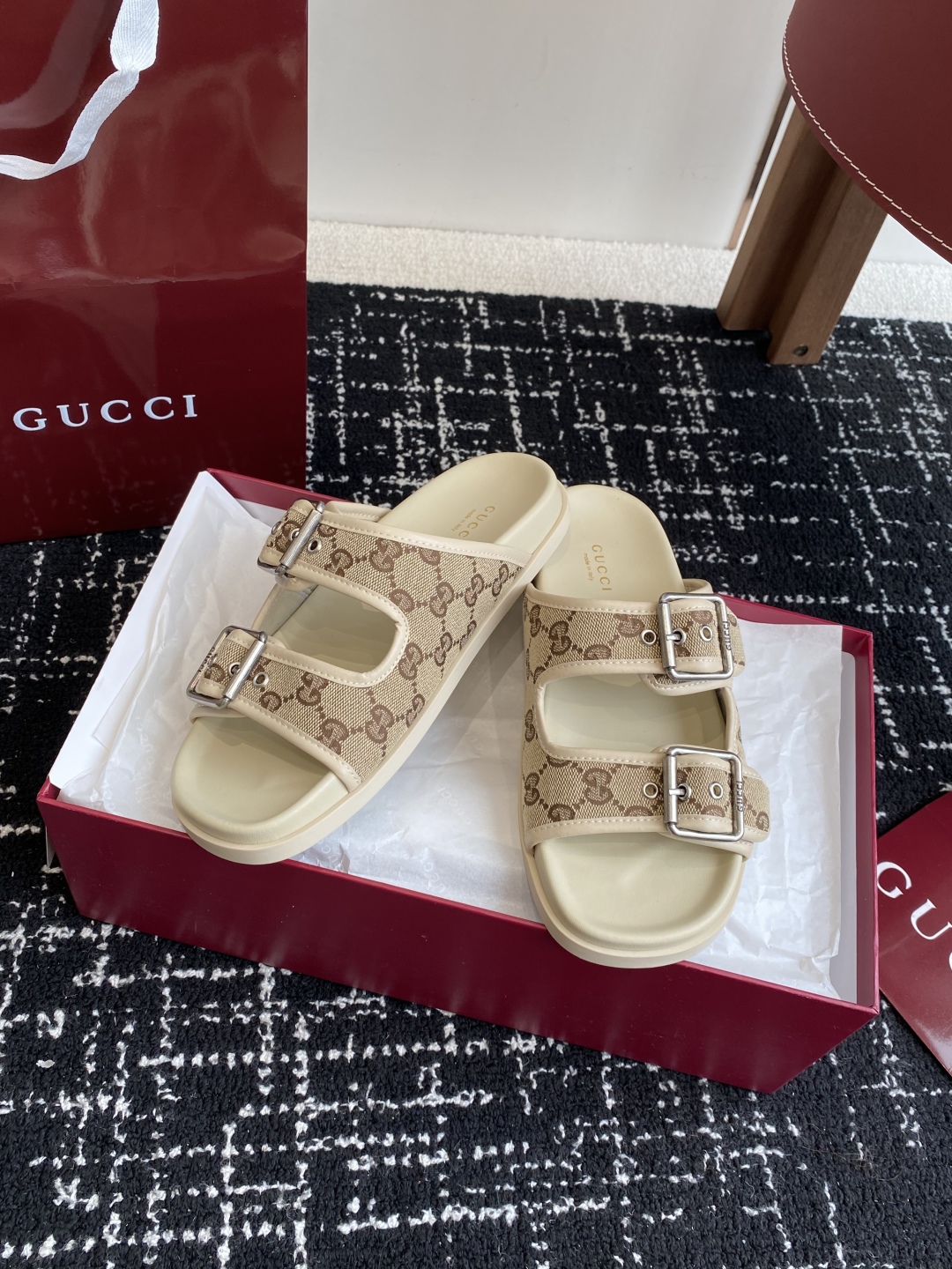 代购级
GUCCI 25ss 春夏系列GG菱形 沙滩平底拖鞋

由经典真皮电绣菱形条纹＋配双G金属扣作为