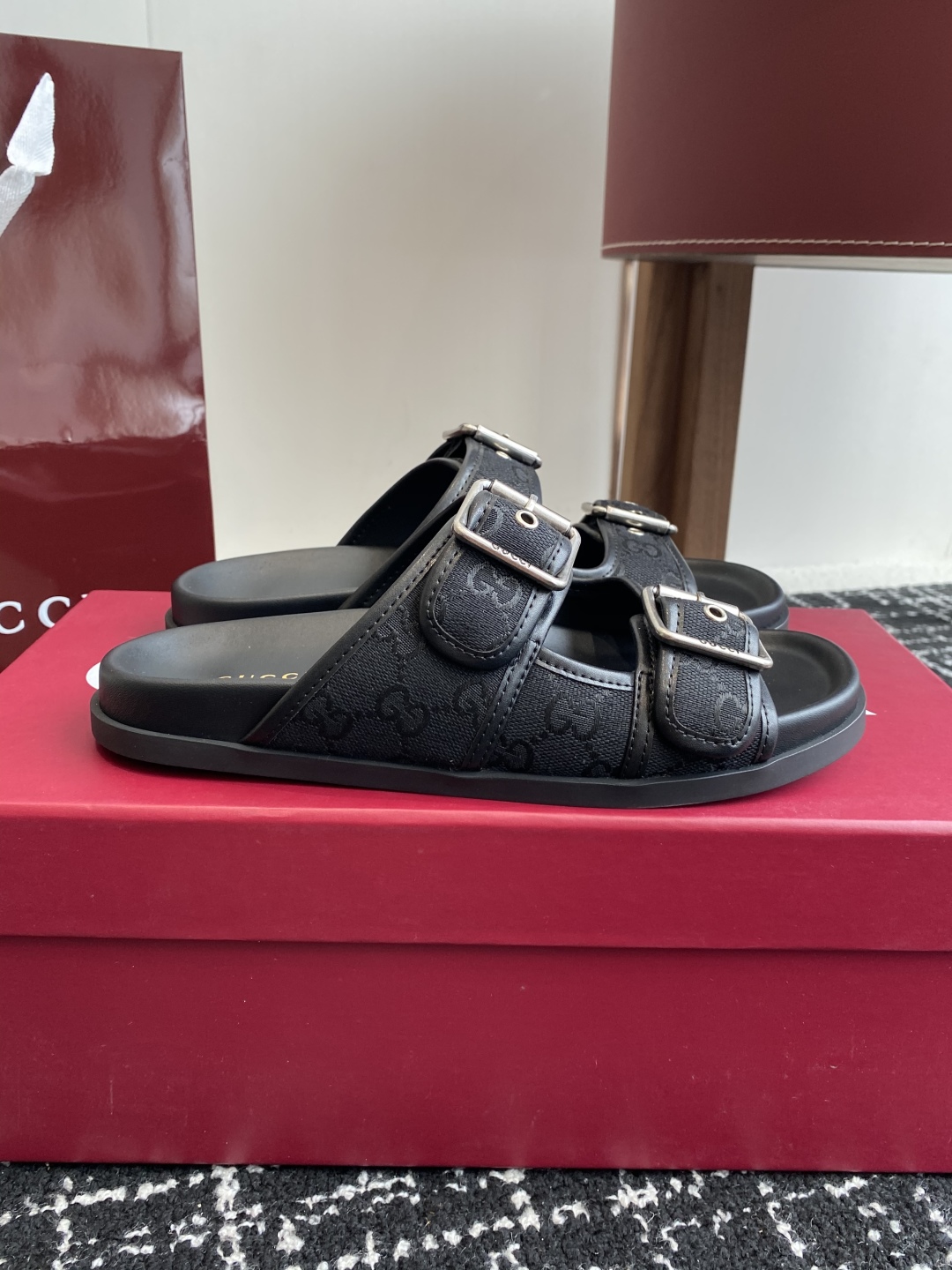 代购级
GUCCI 25ss 春夏系列GG菱形 沙滩平底拖鞋

由经典真皮电绣菱形条纹＋配双G金属扣作为