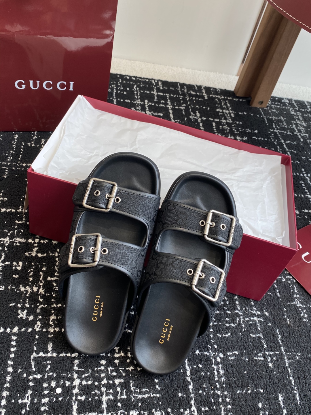 代购级
GUCCI 25ss 春夏系列GG菱形 沙滩平底拖鞋

由经典真皮电绣菱形条纹＋配双G金属扣作为