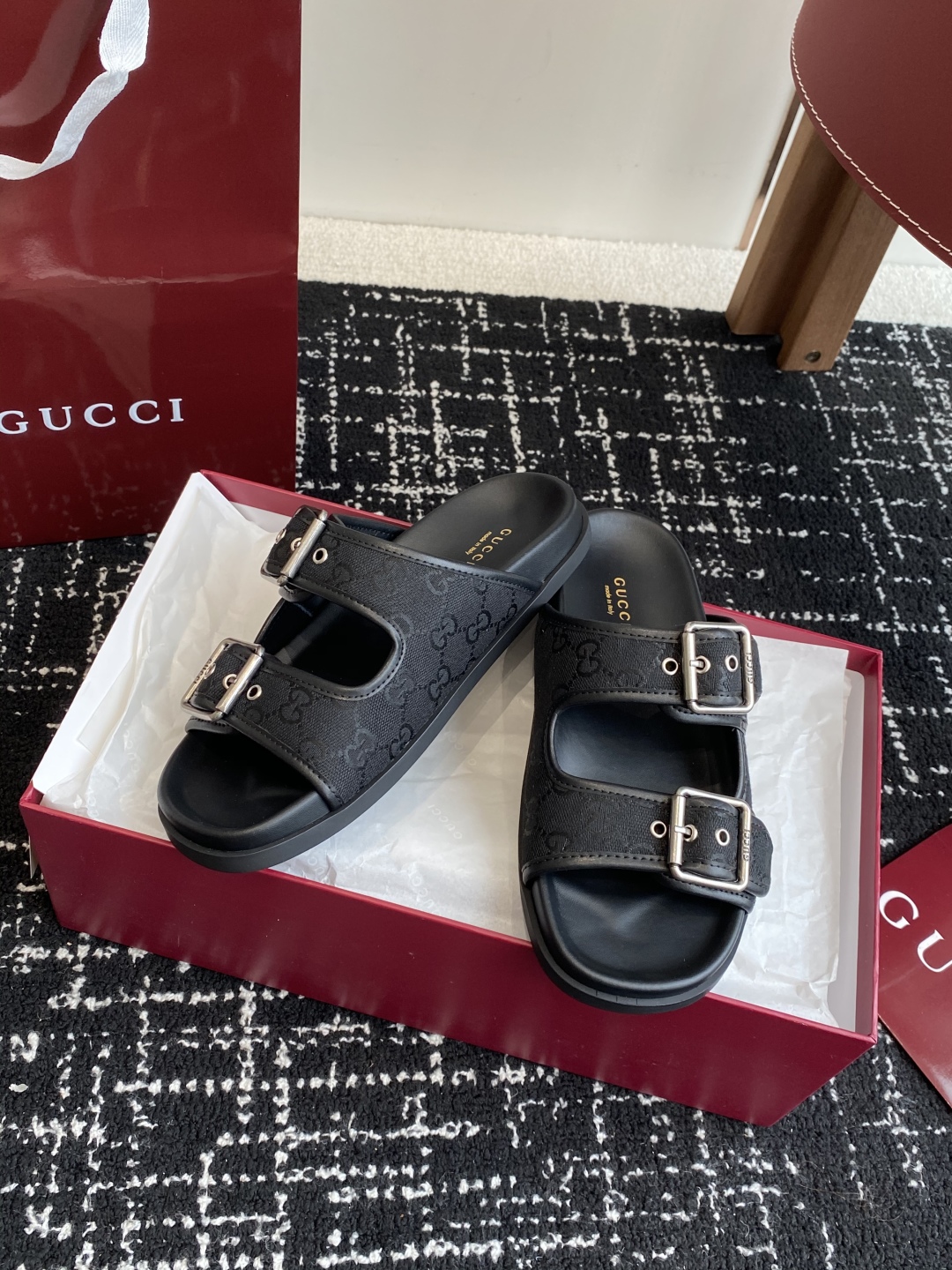 代购级
GUCCI 25ss 春夏系列GG菱形 沙滩平底拖鞋

由经典真皮电绣菱形条纹＋配双G金属扣作为