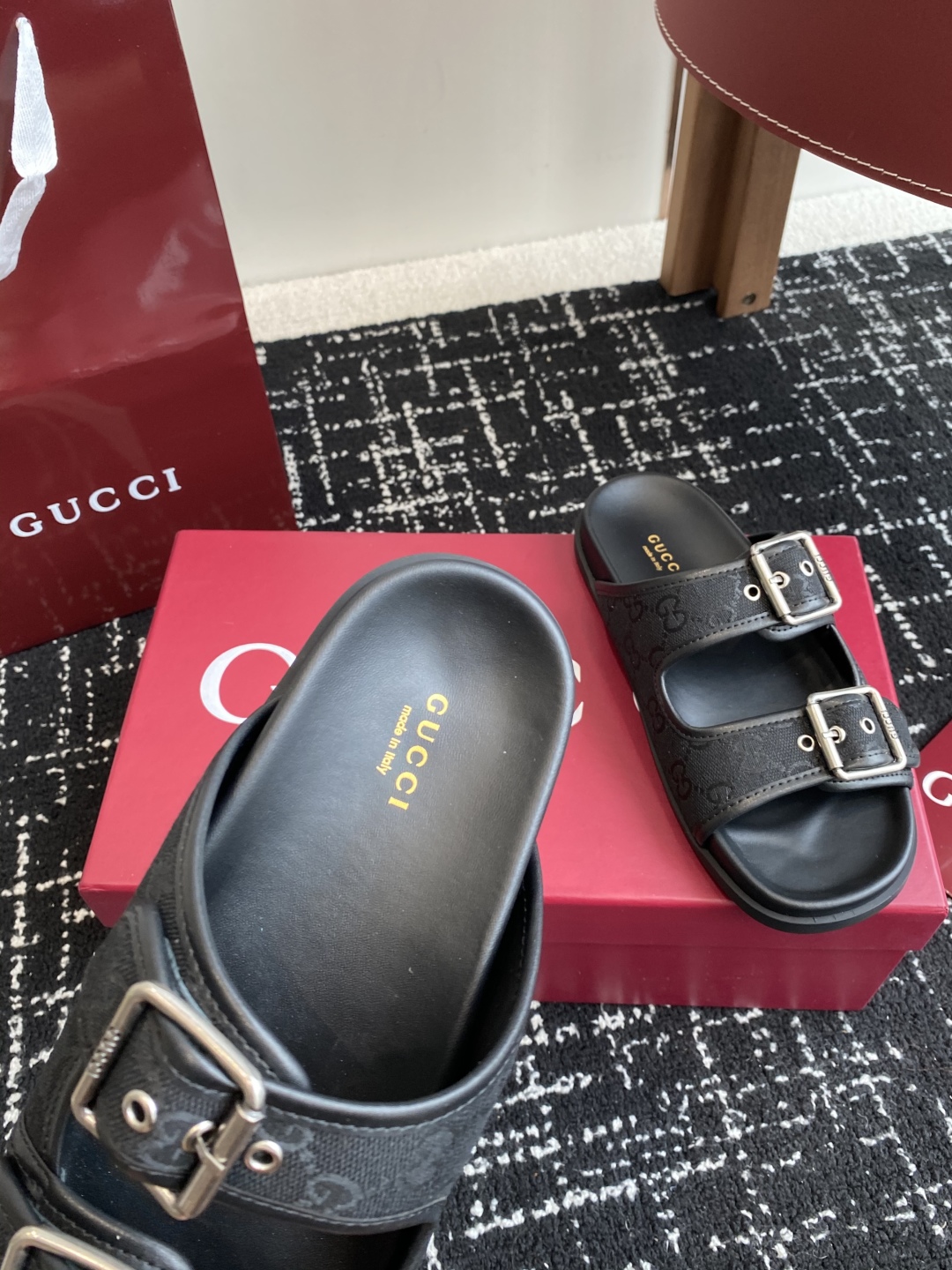 代购级
GUCCI 25ss 春夏系列GG菱形 沙滩平底拖鞋

由经典真皮电绣菱形条纹＋配双G金属扣作为