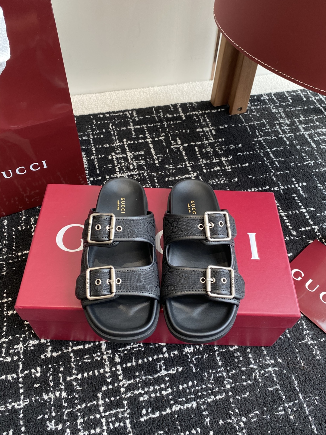 代购级
GUCCI 25ss 春夏系列GG菱形 沙滩平底拖鞋

由经典真皮电绣菱形条纹＋配双G金属扣作为