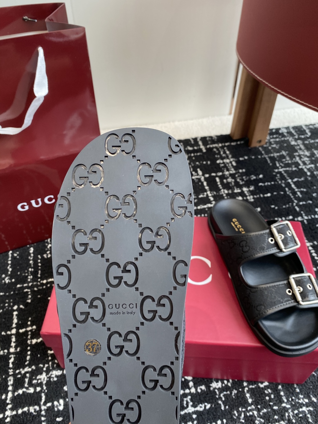 代购级
GUCCI 25ss 春夏系列GG菱形 沙滩平底拖鞋

由经典真皮电绣菱形条纹＋配双G金属扣作为