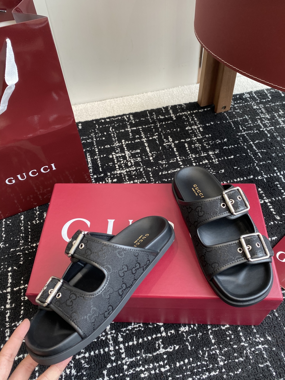 代购级
GUCCI 25ss 春夏系列GG菱形 沙滩平底拖鞋

由经典真皮电绣菱形条纹＋配双G金属扣作为