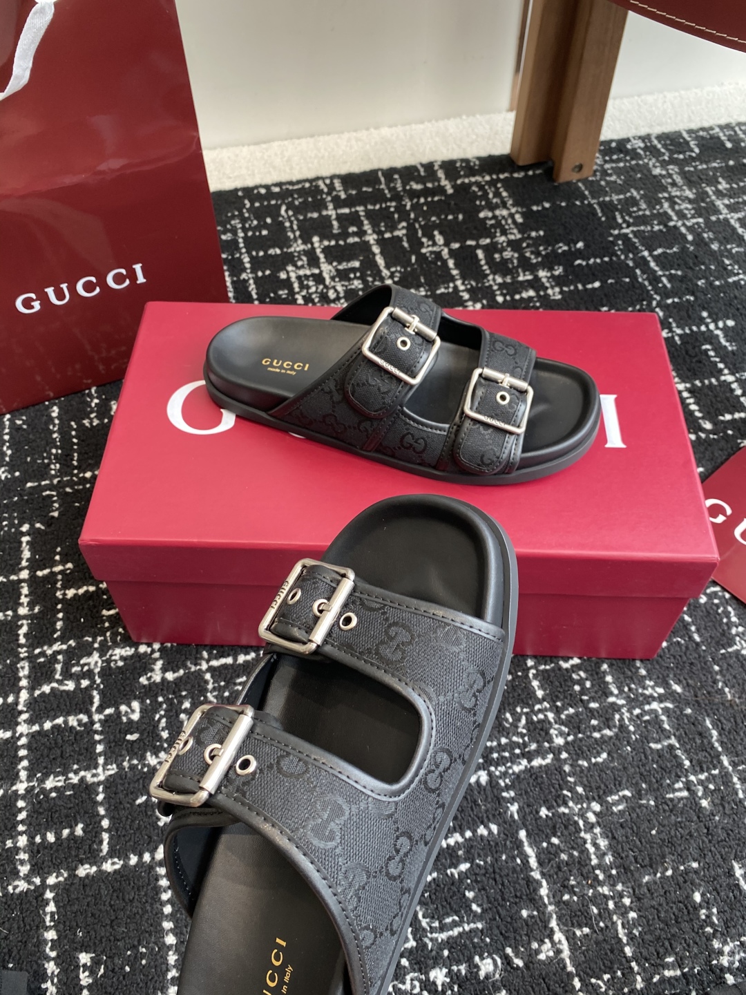 代购级
GUCCI 25ss 春夏系列GG菱形 沙滩平底拖鞋

由经典真皮电绣菱形条纹＋配双G金属扣作为
