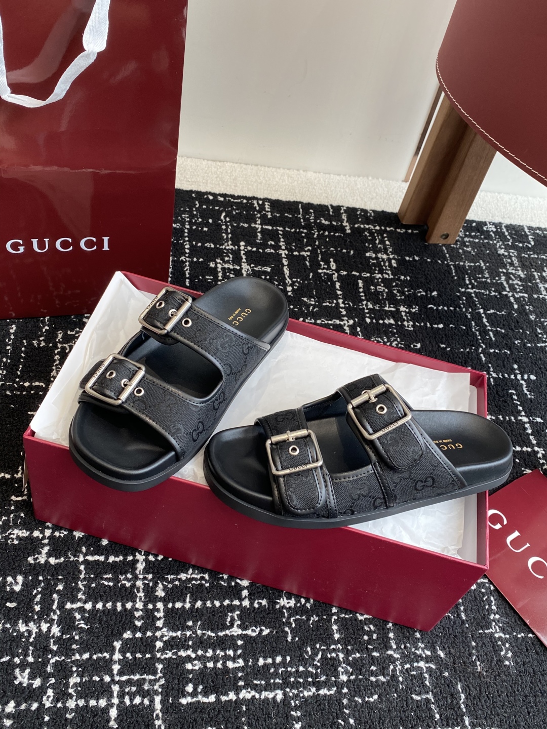 代购级
GUCCI 25ss 春夏系列GG菱形 沙滩平底拖鞋

由经典真皮电绣菱形条纹＋配双G金属扣作为