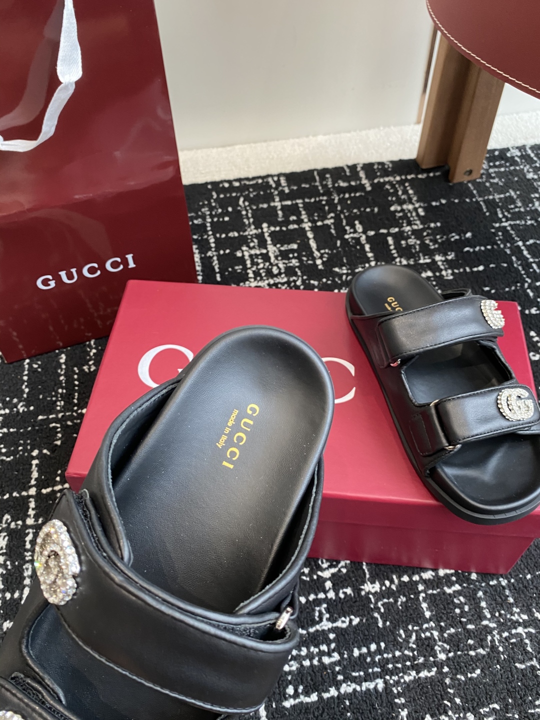 代购级
GUCCI 25ss 春夏系列GG菱形 沙滩平底拖鞋

由经典真皮电绣菱形条纹＋配双G金属扣作为