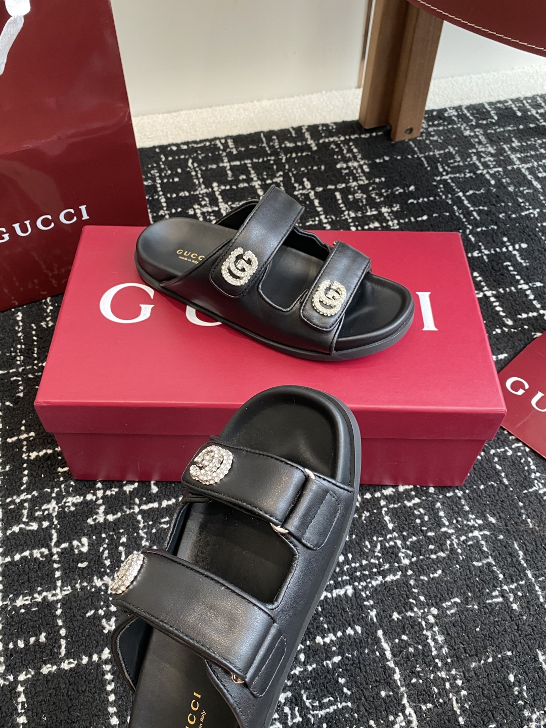 代购级
GUCCI 25ss 春夏系列GG菱形 沙滩平底拖鞋

由经典真皮电绣菱形条纹＋配双G金属扣作为