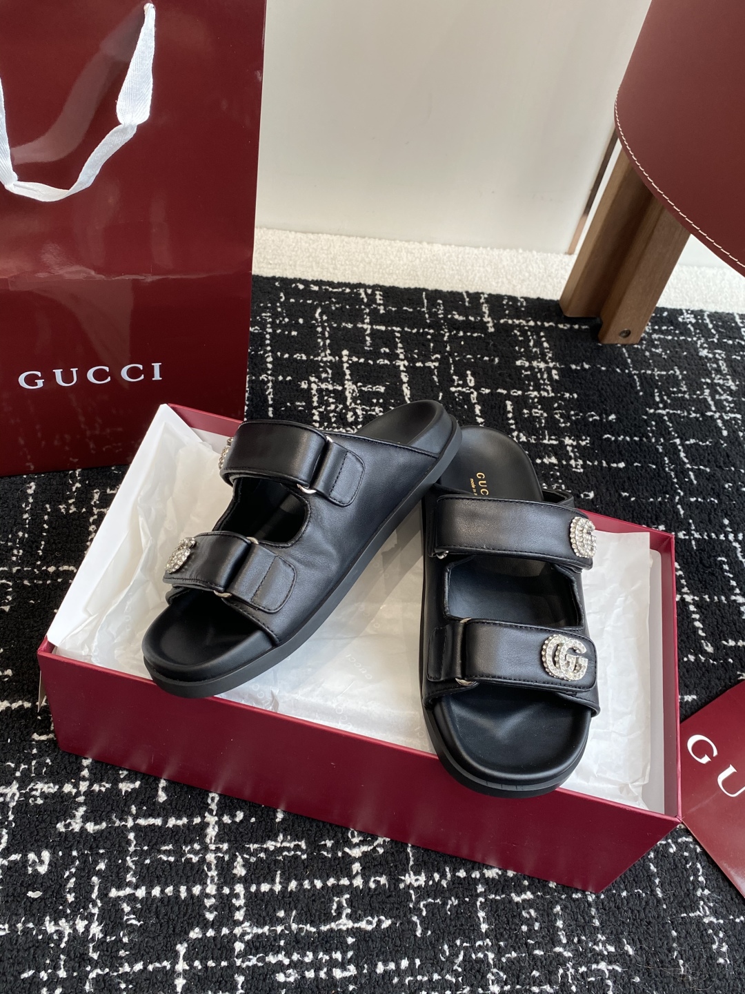 代购级
GUCCI 25ss 春夏系列GG菱形 沙滩平底拖鞋

由经典真皮电绣菱形条纹＋配双G金属扣作为
