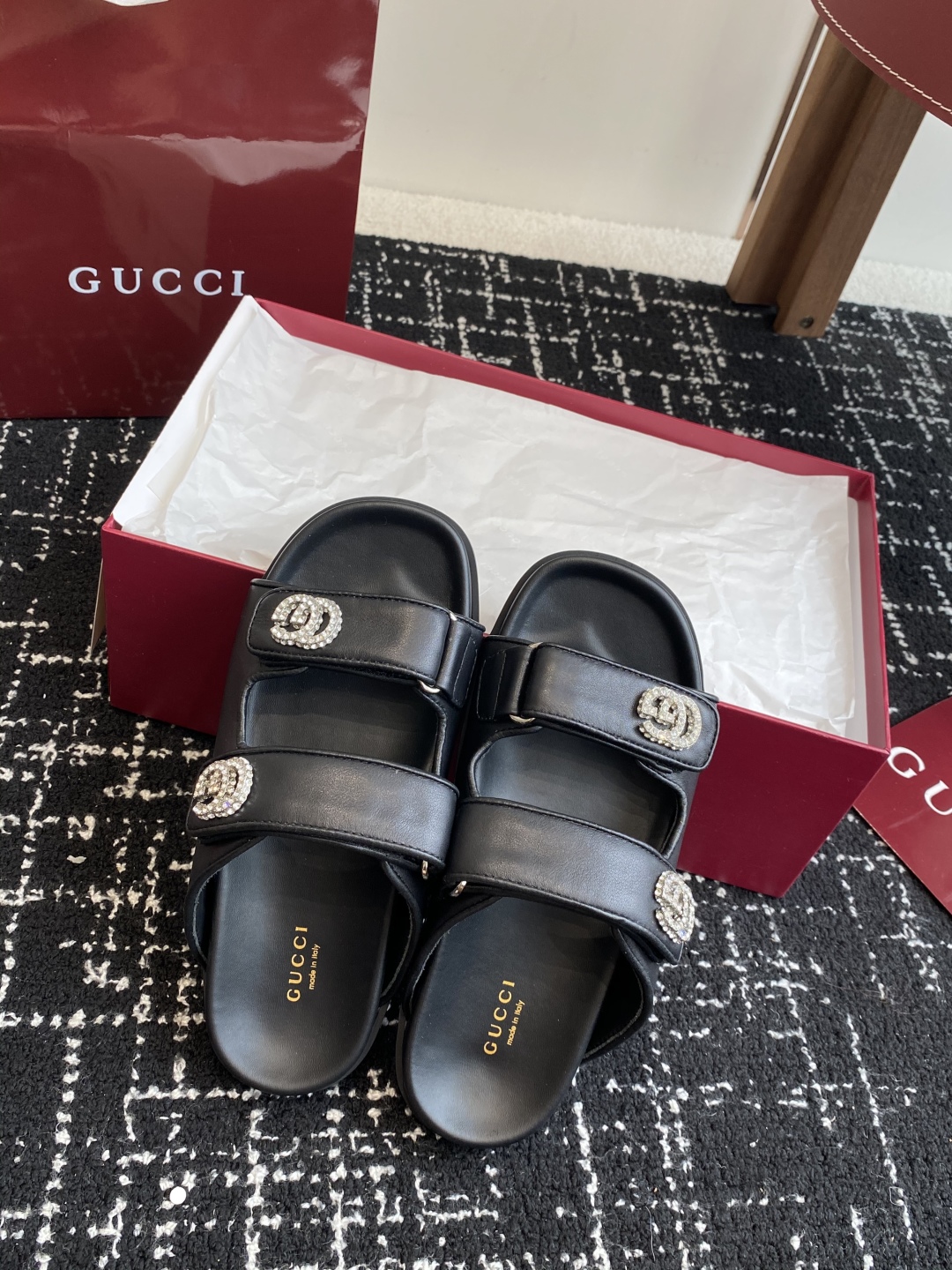 代购级
GUCCI 25ss 春夏系列GG菱形 沙滩平底拖鞋

由经典真皮电绣菱形条纹＋配双G金属扣作为