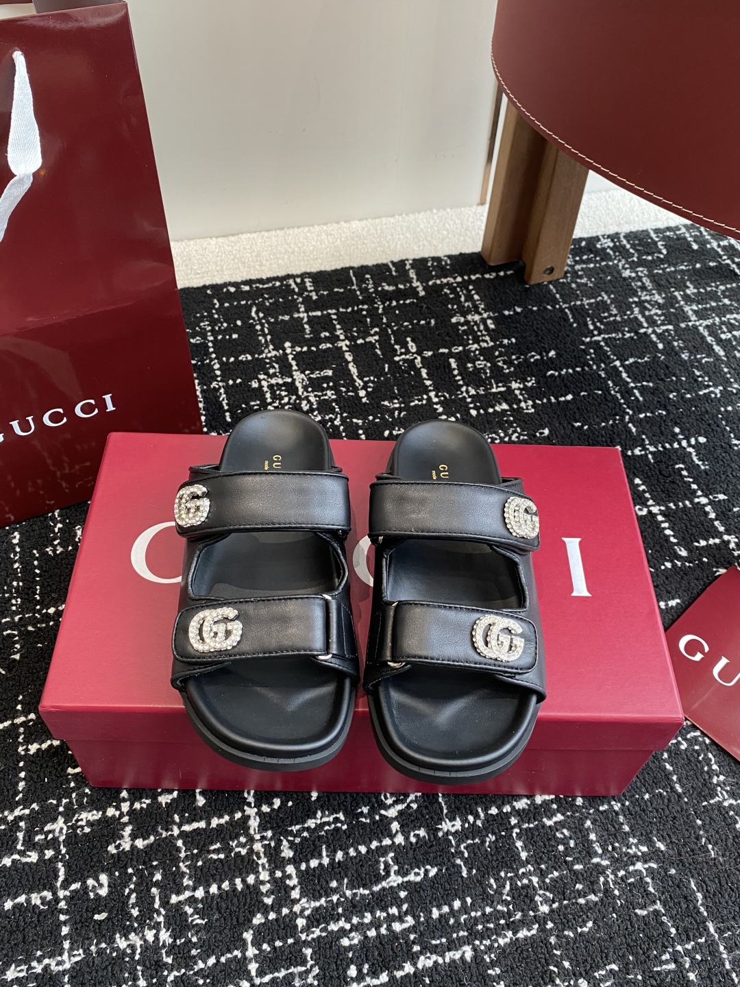 代购级
GUCCI 25ss 春夏系列GG菱形 沙滩平底拖鞋

由经典真皮电绣菱形条纹＋配双G金属扣作为