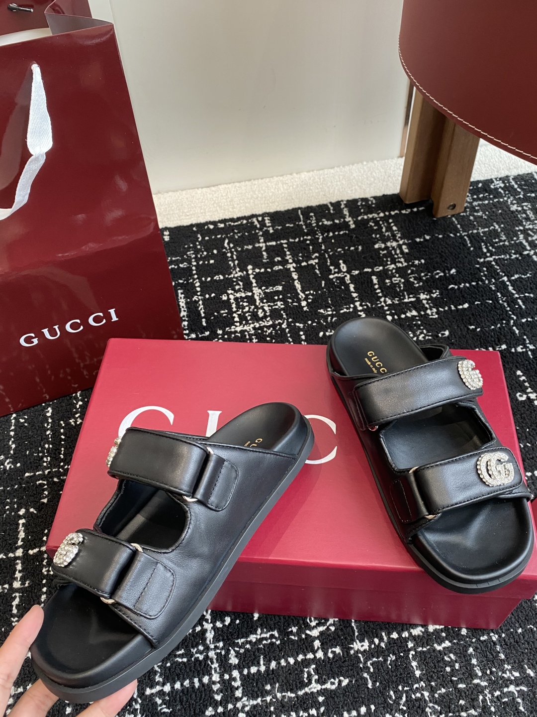代购级
GUCCI 25ss 春夏系列GG菱形 沙滩平底拖鞋

由经典真皮电绣菱形条纹＋配双G金属扣作为
