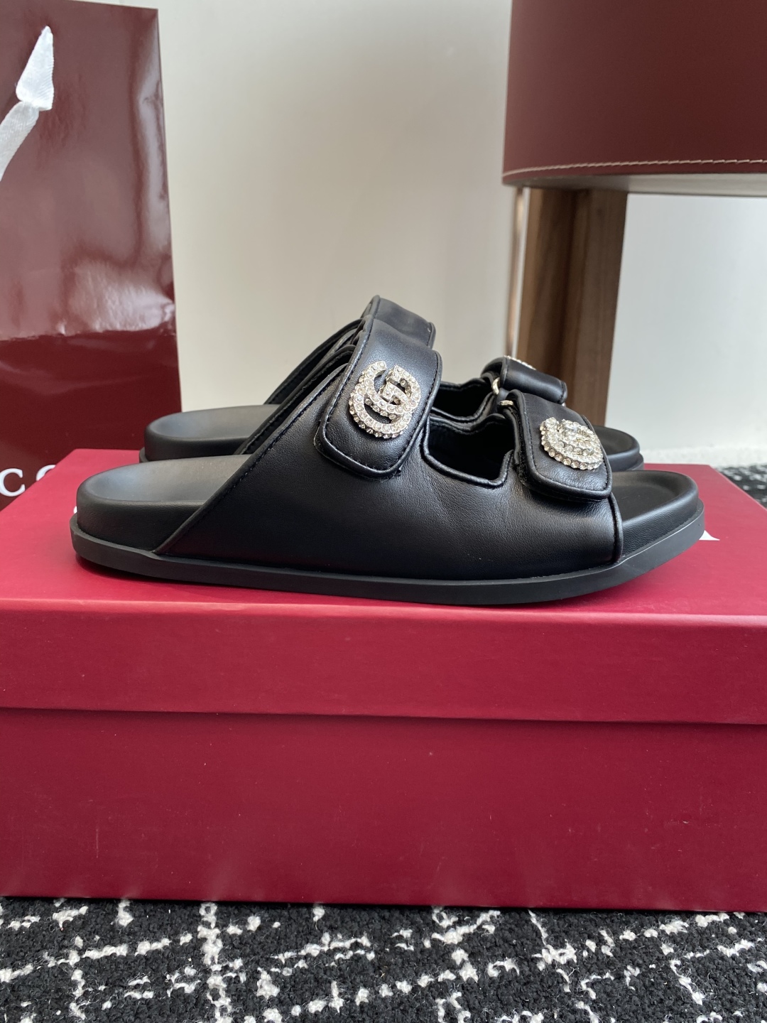 代购级
GUCCI 25ss 春夏系列GG菱形 沙滩平底拖鞋

由经典真皮电绣菱形条纹＋配双G金属扣作为