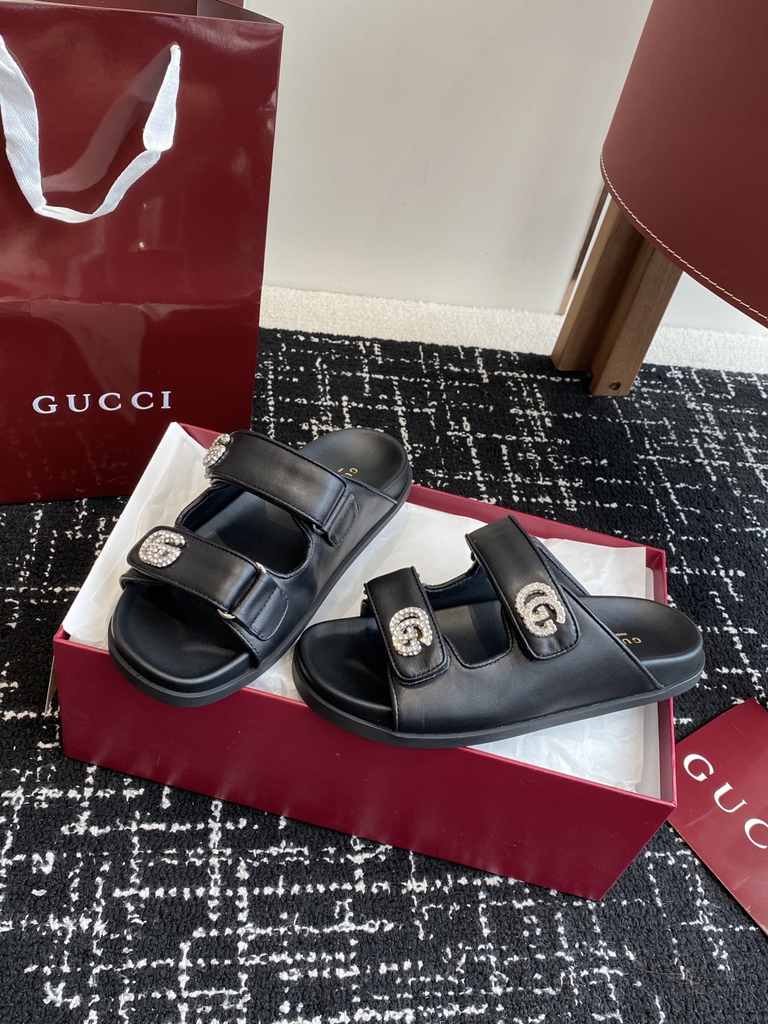 代购级
GUCCI 25ss 春夏系列GG菱形 沙滩平底拖鞋

由经典真皮电绣菱形条纹＋配双G金属扣作为
