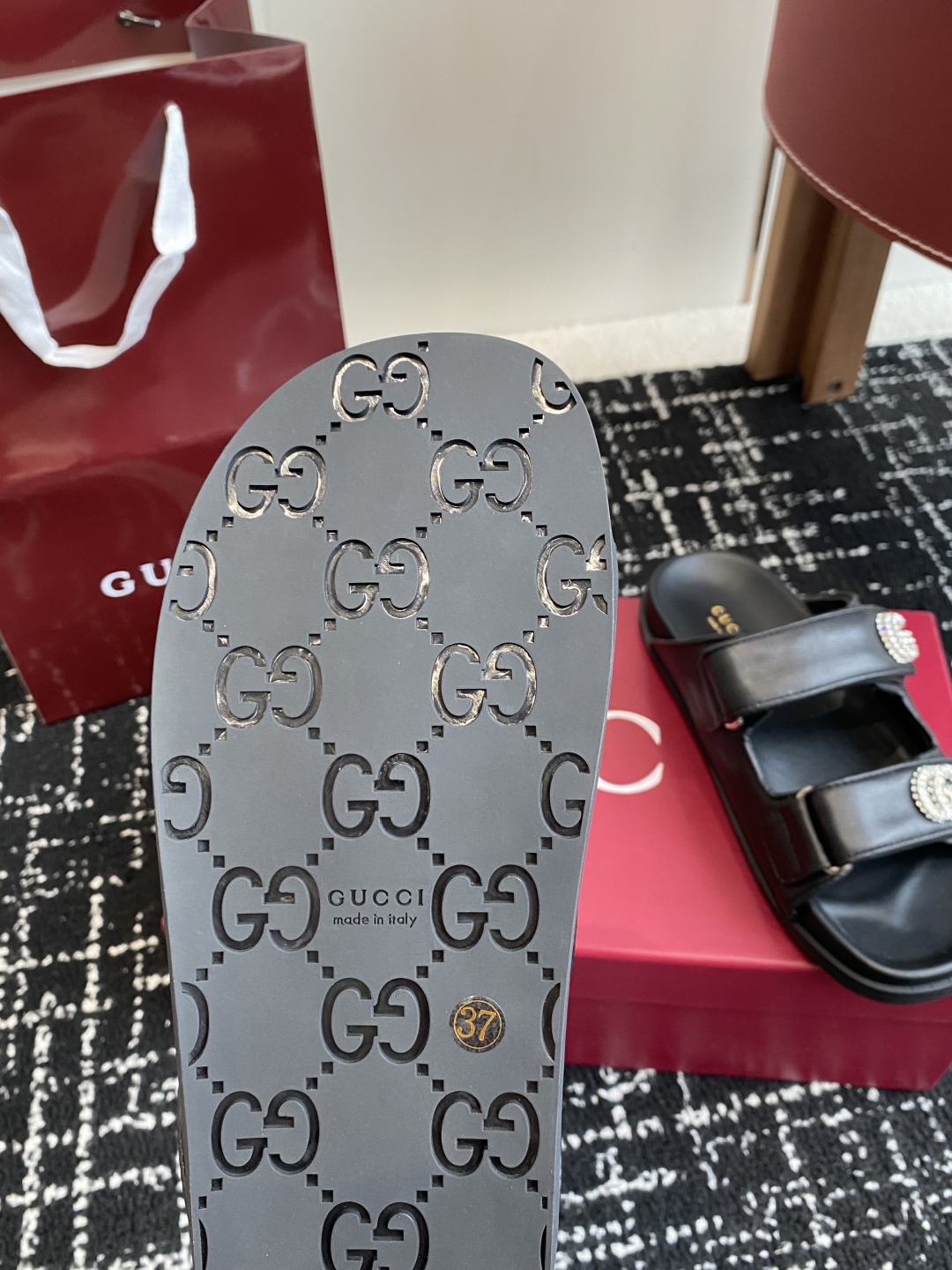 代购级
GUCCI 25ss 春夏系列GG菱形 沙滩平底拖鞋

由经典真皮电绣菱形条纹＋配双G金属扣作为