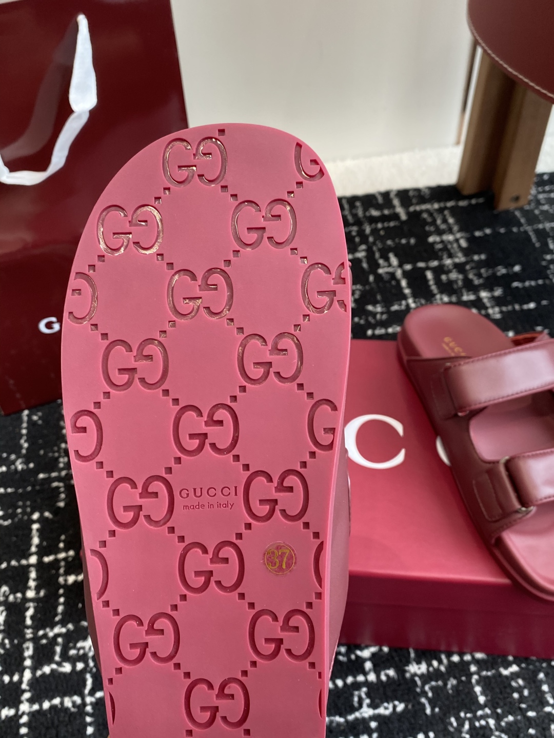代购级
GUCCI 25ss 春夏系列GG菱形 沙滩平底拖鞋

由经典真皮电绣菱形条纹＋配双G金属扣作为