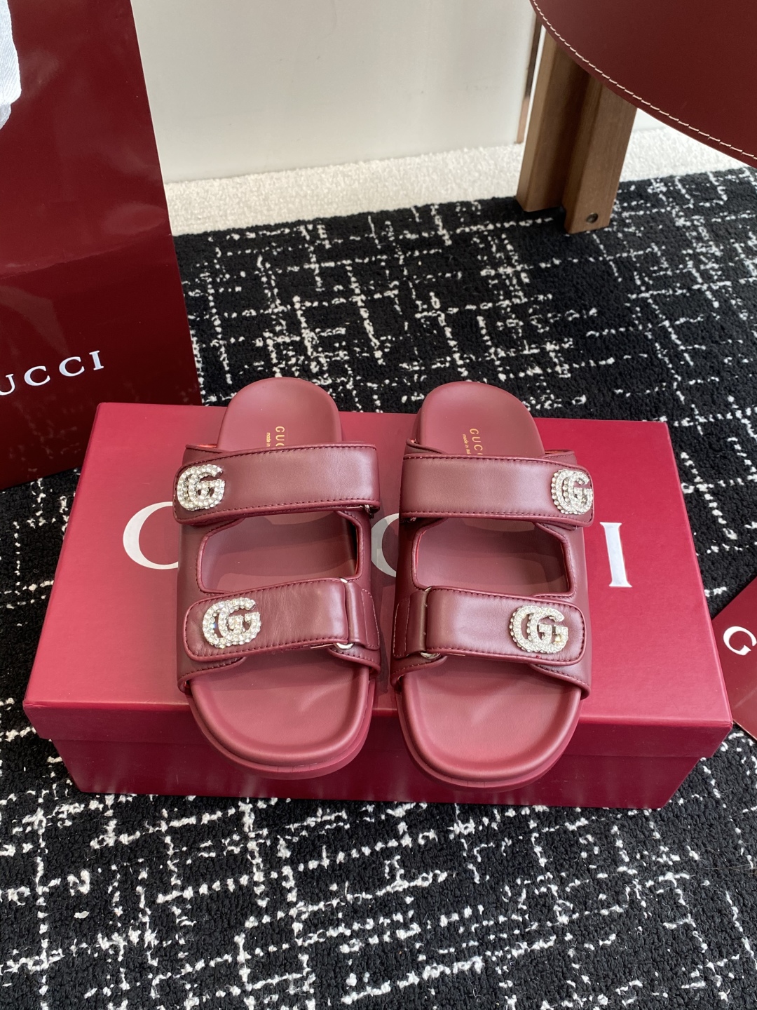 代购级
GUCCI 25ss 春夏系列GG菱形 沙滩平底拖鞋

由经典真皮电绣菱形条纹＋配双G金属扣作为