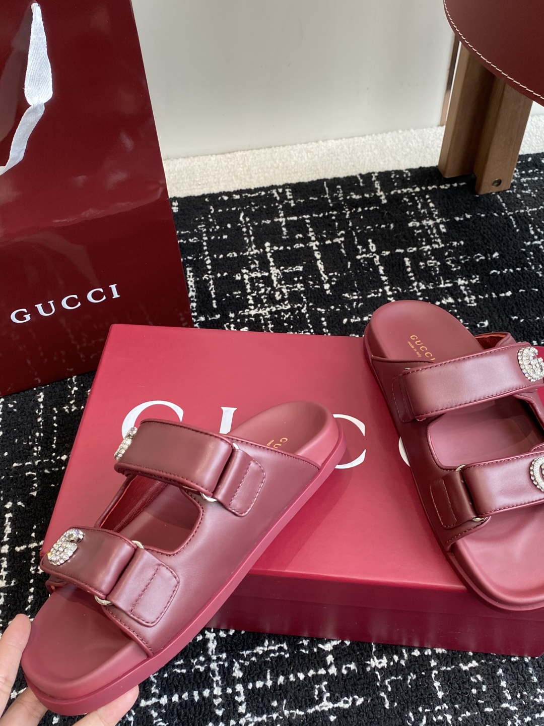 代购级
GUCCI 25ss 春夏系列GG菱形 沙滩平底拖鞋

由经典真皮电绣菱形条纹＋配双G金属扣作为