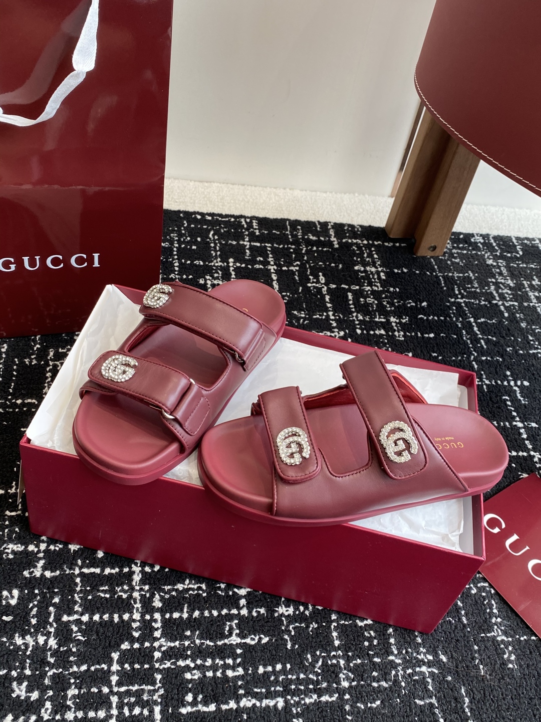 代购级
GUCCI 25ss 春夏系列GG菱形 沙滩平底拖鞋

由经典真皮电绣菱形条纹＋配双G金属扣作为