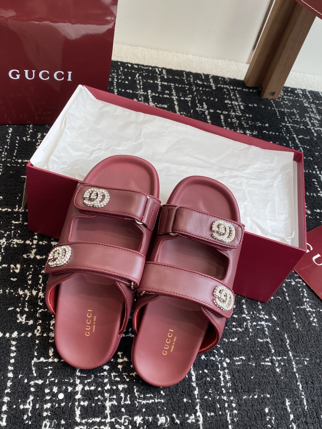 代购级
GUCCI 25ss 春夏系列GG菱形 沙滩平底拖鞋

由经典真皮电绣菱形条纹＋配双G金属扣作为
