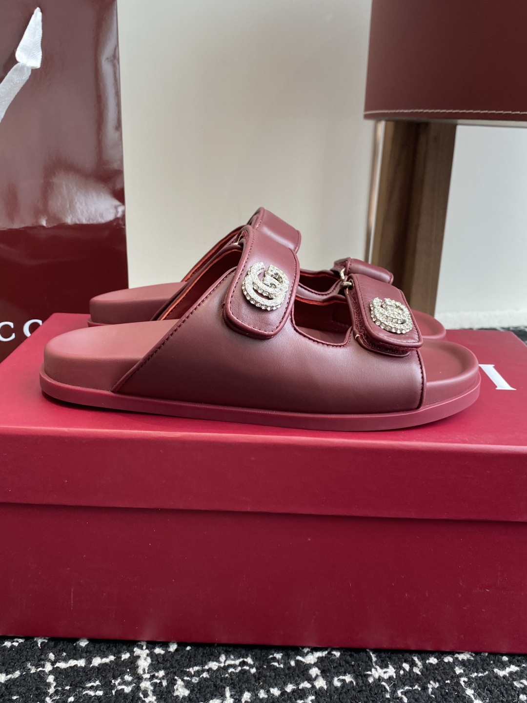 代购级
GUCCI 25ss 春夏系列GG菱形 沙滩平底拖鞋

由经典真皮电绣菱形条纹＋配双G金属扣作为