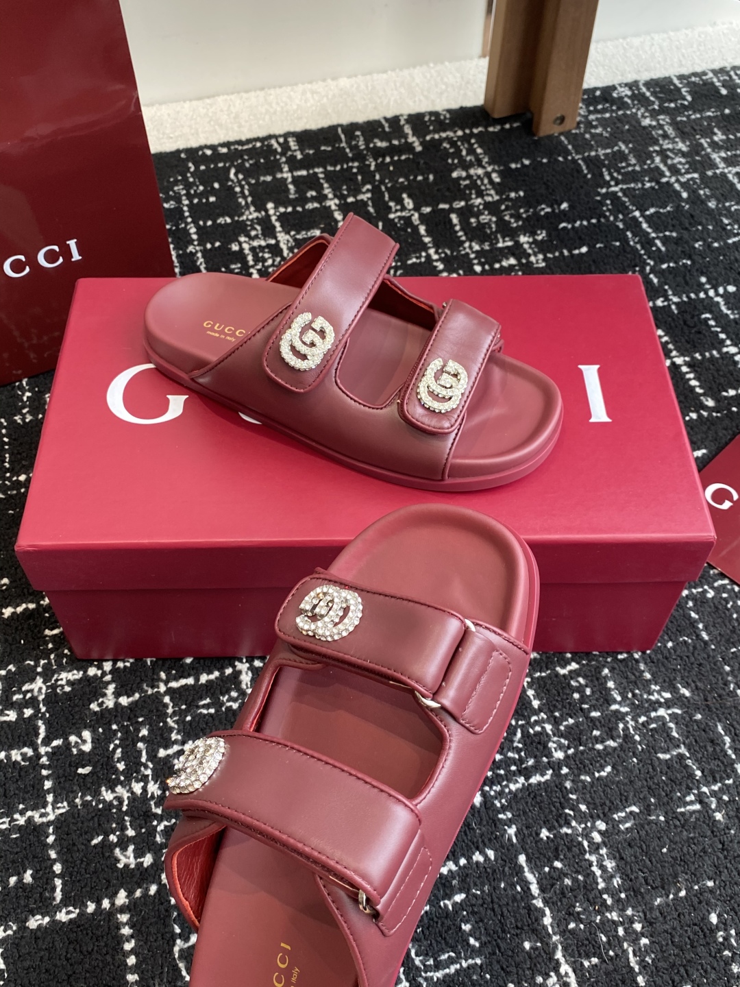 代购级
GUCCI 25ss 春夏系列GG菱形 沙滩平底拖鞋

由经典真皮电绣菱形条纹＋配双G金属扣作为