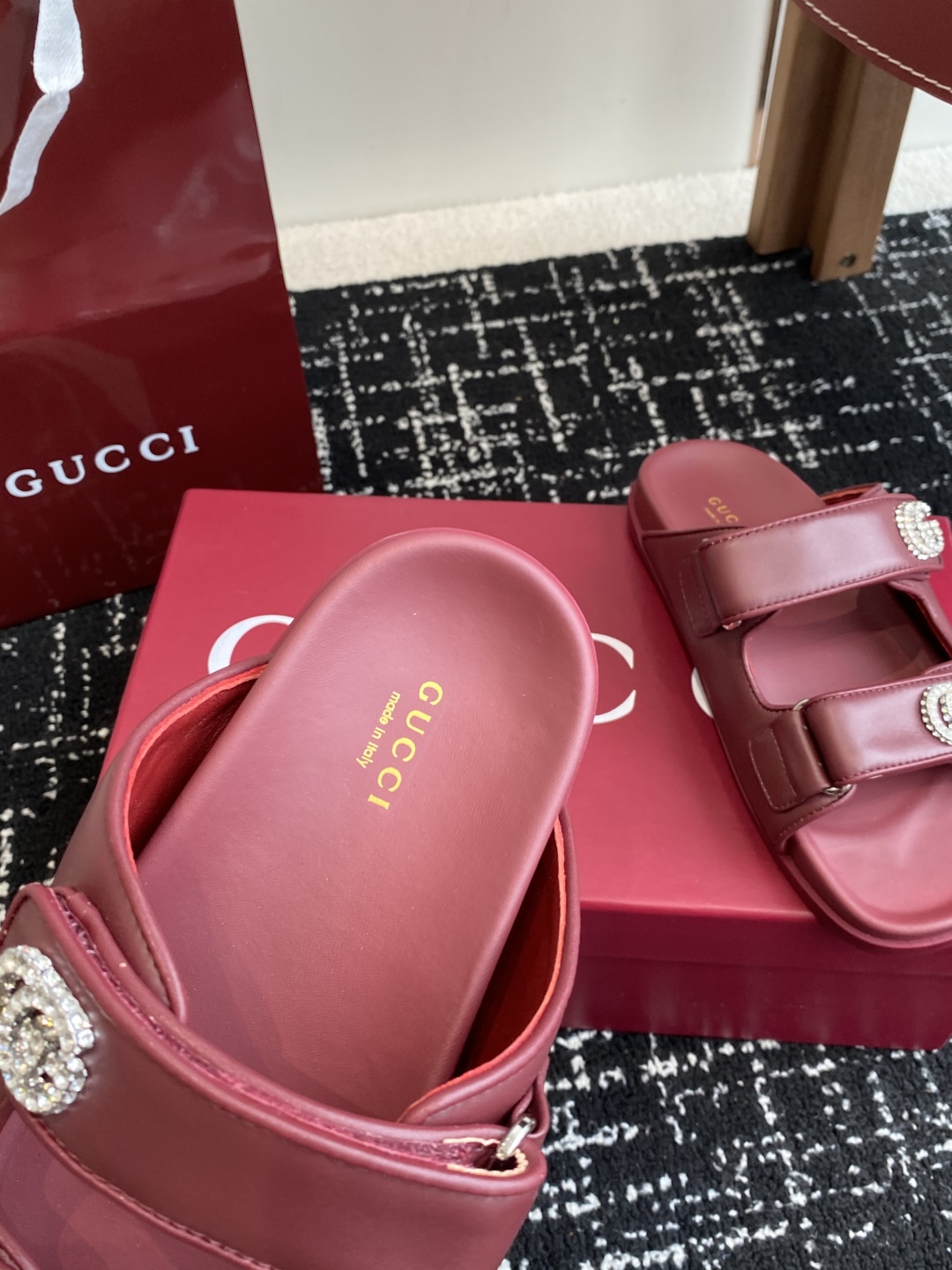 代购级
GUCCI 25ss 春夏系列GG菱形 沙滩平底拖鞋

由经典真皮电绣菱形条纹＋配双G金属扣作为