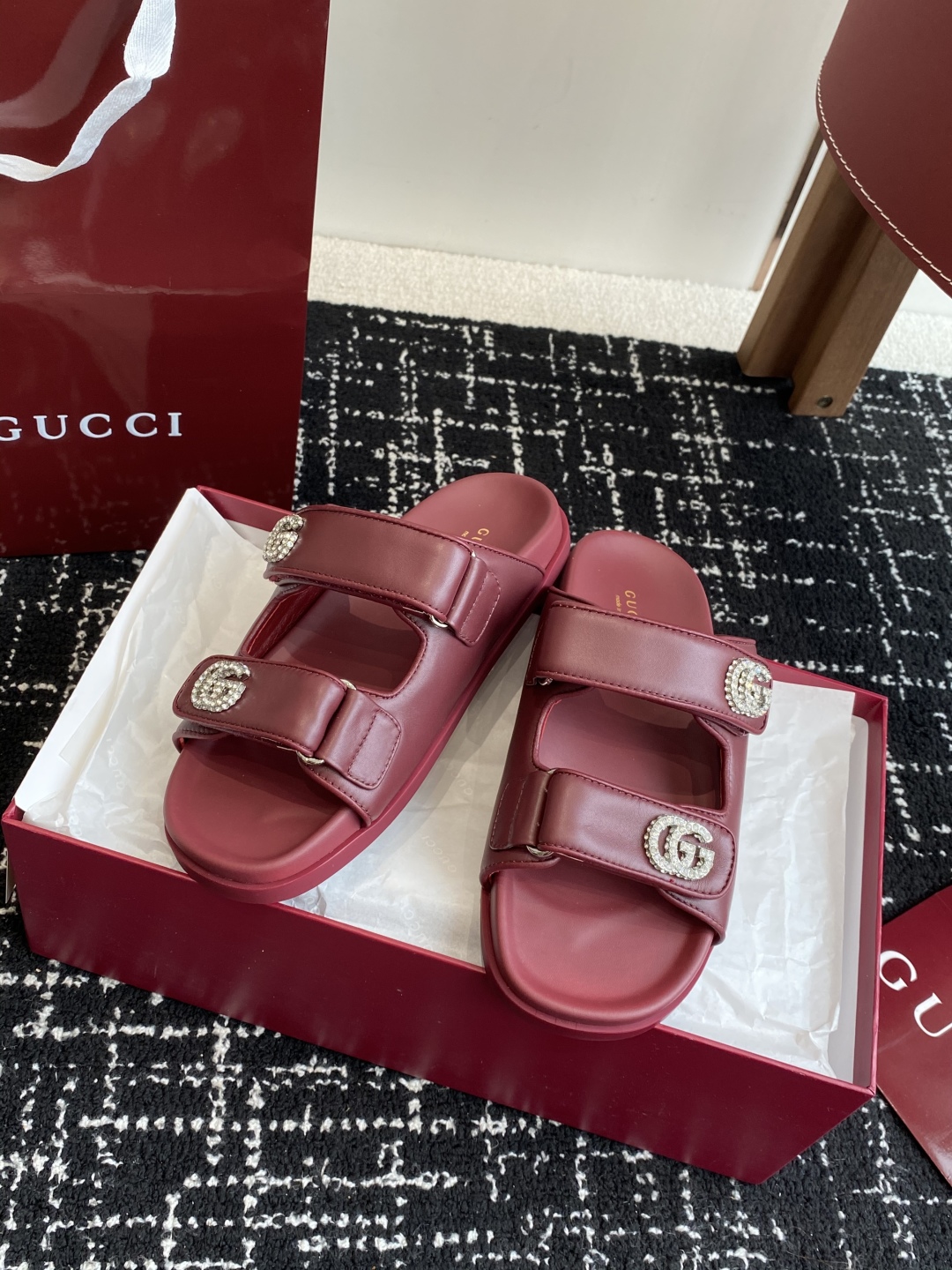 代购级
GUCCI 25ss 春夏系列GG菱形 沙滩平底拖鞋

由经典真皮电绣菱形条纹＋配双G金属扣作为