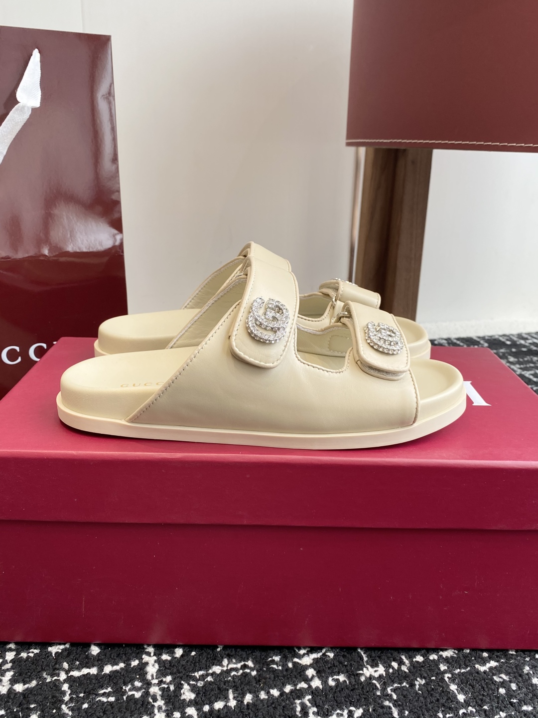 代购级
GUCCI 25ss 春夏系列GG菱形 沙滩平底拖鞋

由经典真皮电绣菱形条纹＋配双G金属扣作为