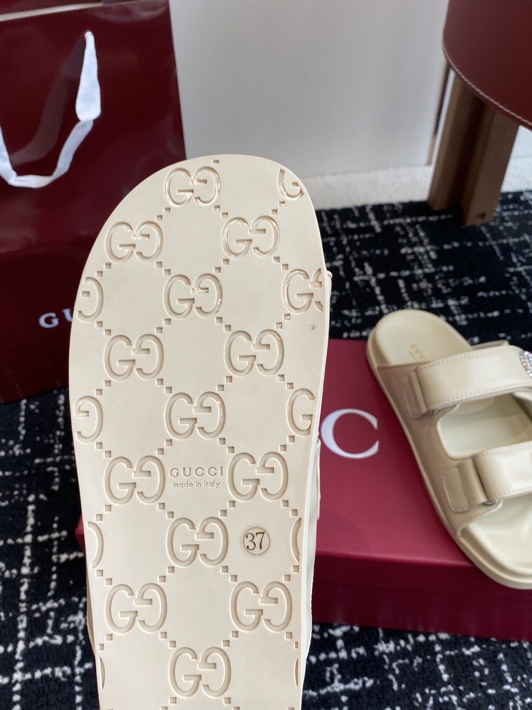 代购级
GUCCI 25ss 春夏系列GG菱形 沙滩平底拖鞋

由经典真皮电绣菱形条纹＋配双G金属扣作为