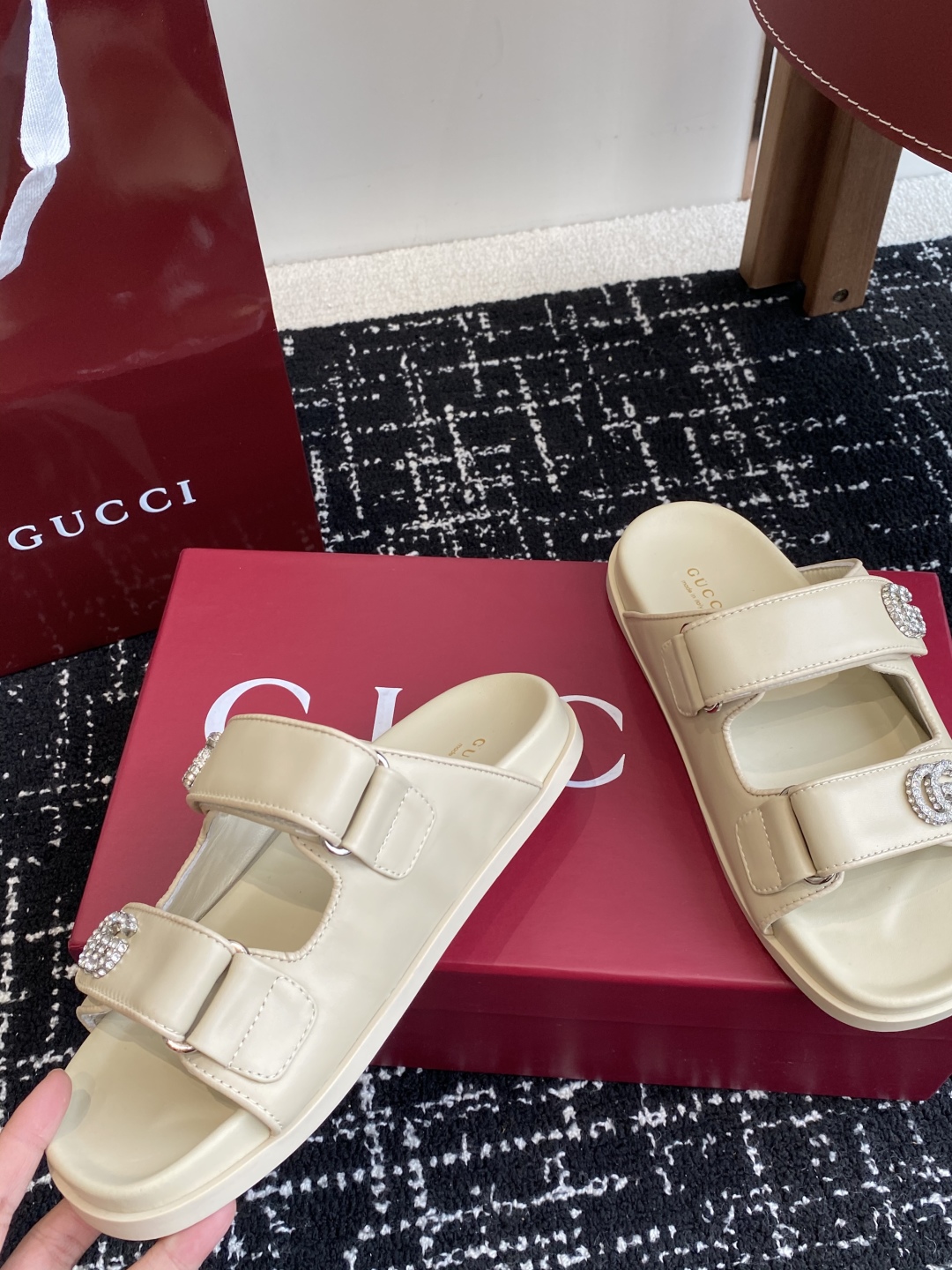 代购级
GUCCI 25ss 春夏系列GG菱形 沙滩平底拖鞋

由经典真皮电绣菱形条纹＋配双G金属扣作为