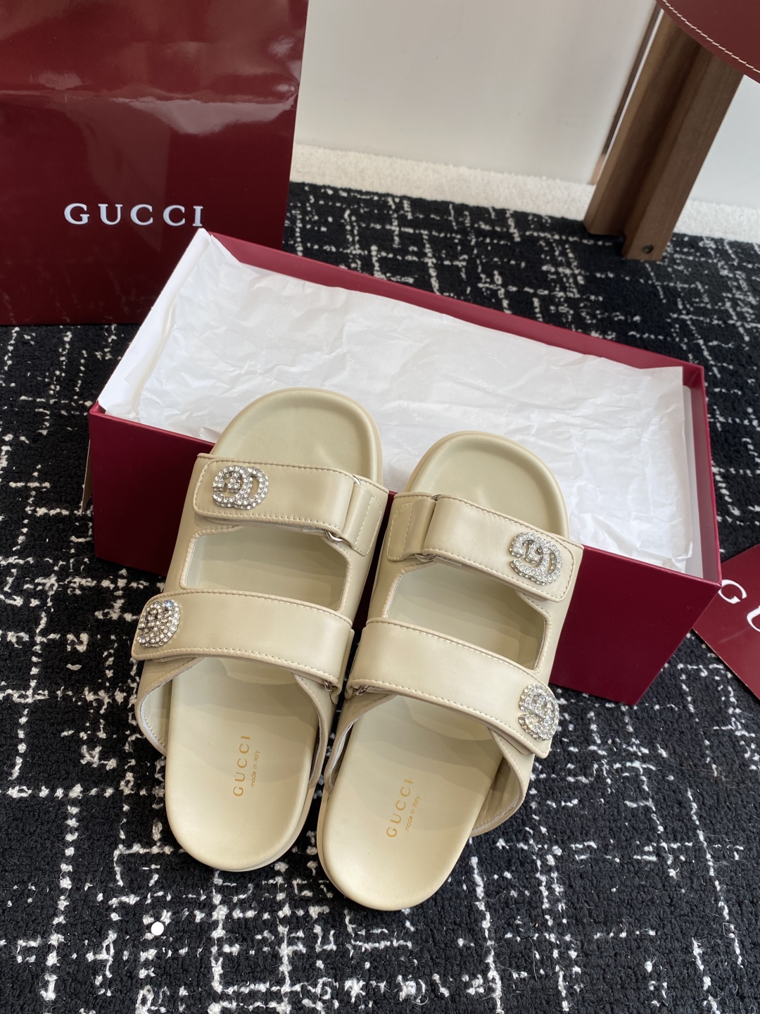 代购级
GUCCI 25ss 春夏系列GG菱形 沙滩平底拖鞋

由经典真皮电绣菱形条纹＋配双G金属扣作为