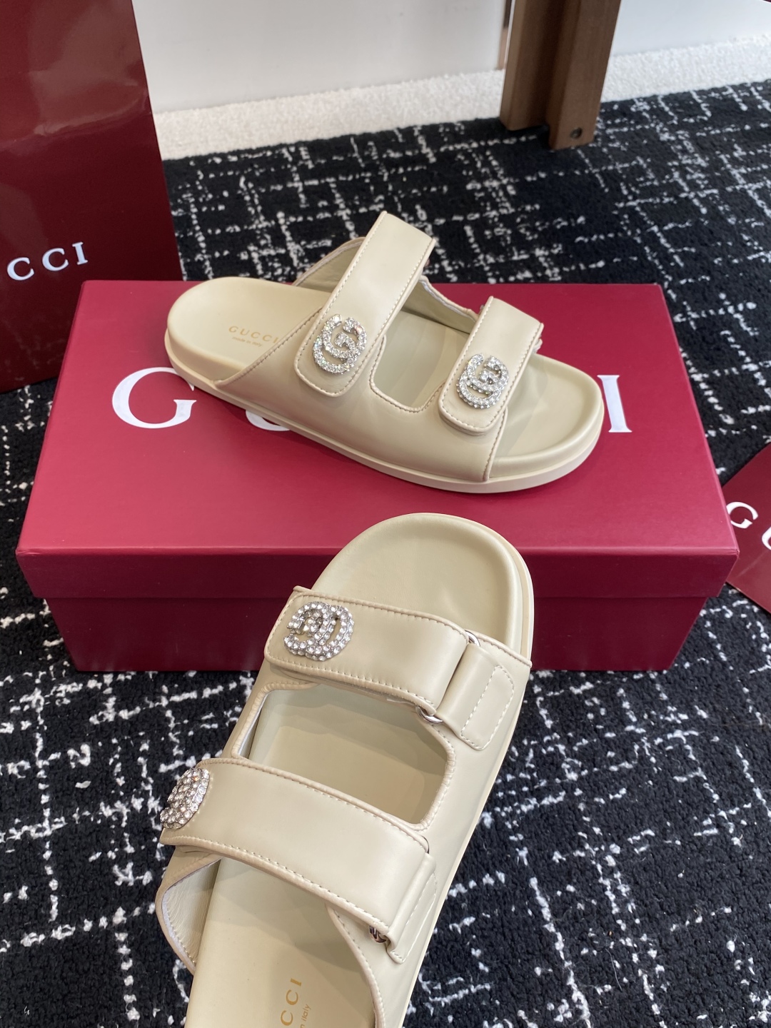 代购级
GUCCI 25ss 春夏系列GG菱形 沙滩平底拖鞋

由经典真皮电绣菱形条纹＋配双G金属扣作为