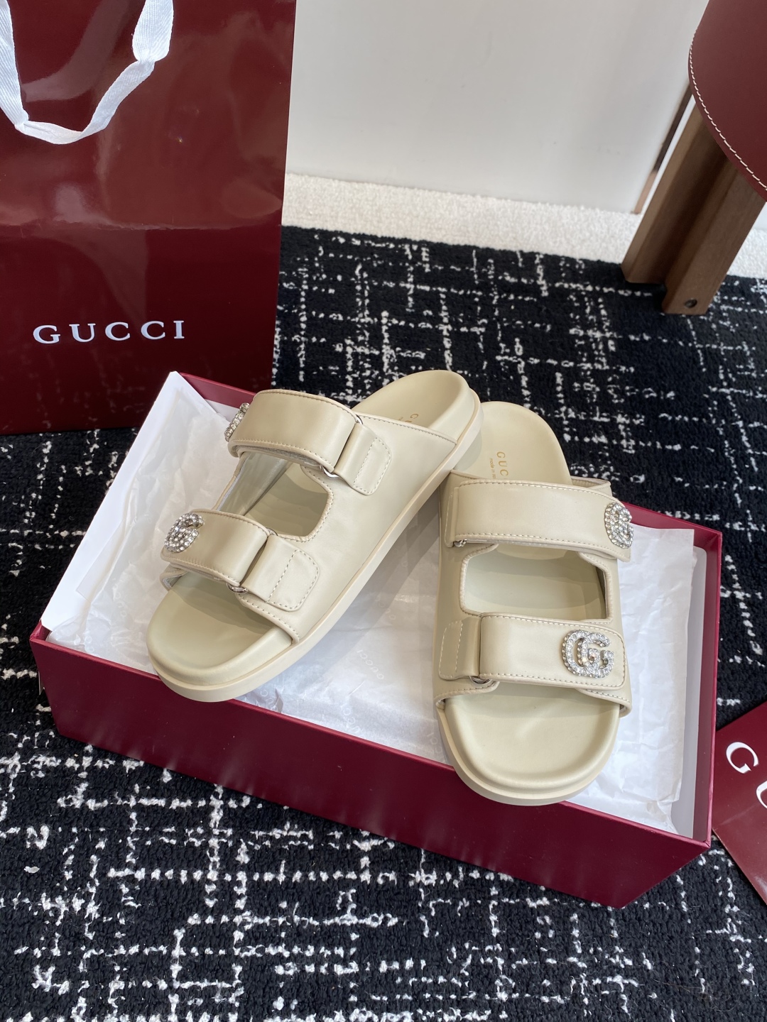 代购级
GUCCI 25ss 春夏系列GG菱形 沙滩平底拖鞋

由经典真皮电绣菱形条纹＋配双G金属扣作为