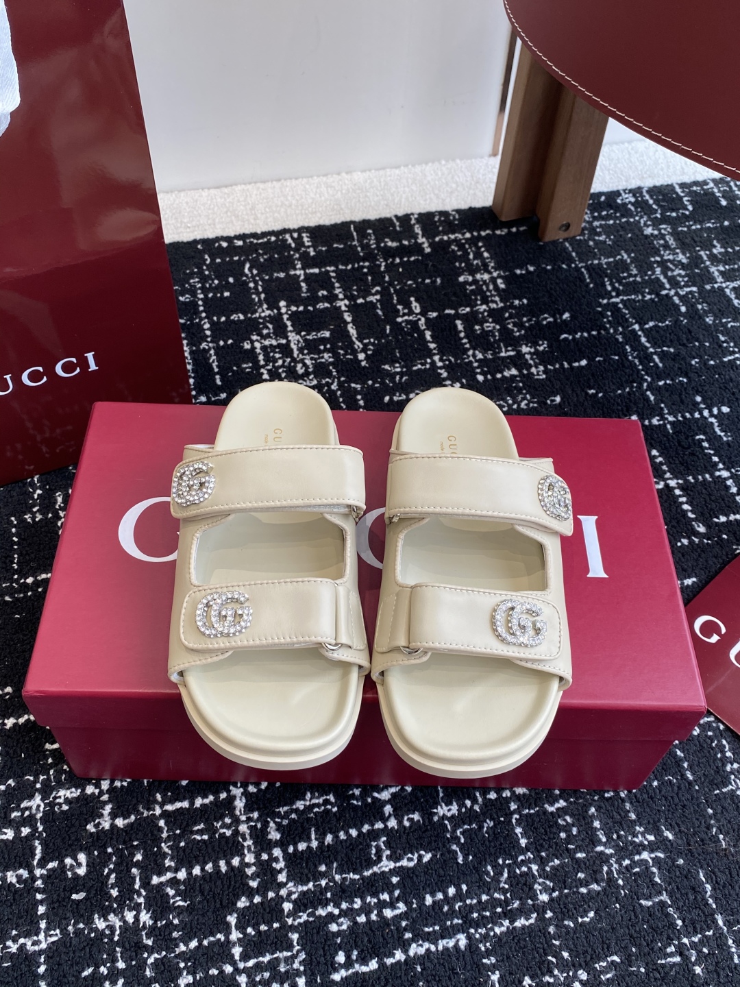 代购级
GUCCI 25ss 春夏系列GG菱形 沙滩平底拖鞋

由经典真皮电绣菱形条纹＋配双G金属扣作为