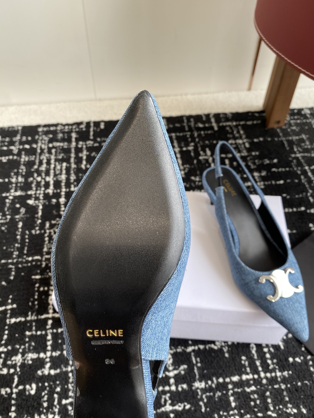 代购级
CELINE 思琳 2025SS新款凯旋门尖头平底
细跟凉鞋 性感气质尖头 凉鞋干净利落

超显