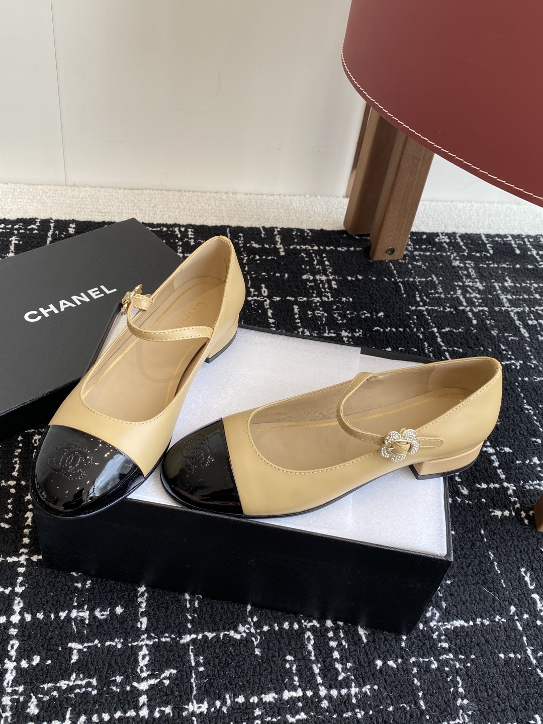 代购级
CHANEL小香 25ss 春夏鞋头电绣双C logo点缀,玛丽珍 粗跟单鞋 宛如女神脖子上的项