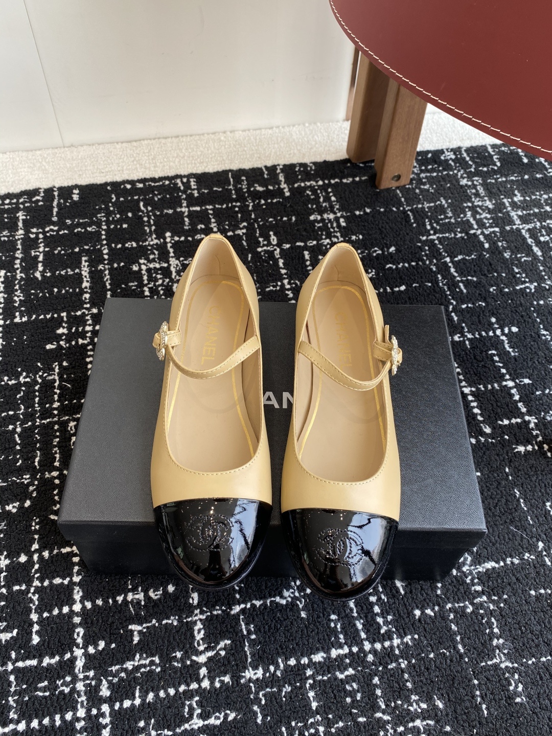 代购级
CHANEL小香 25ss 春夏鞋头电绣双C logo点缀,玛丽珍 粗跟单鞋 宛如女神脖子上的项