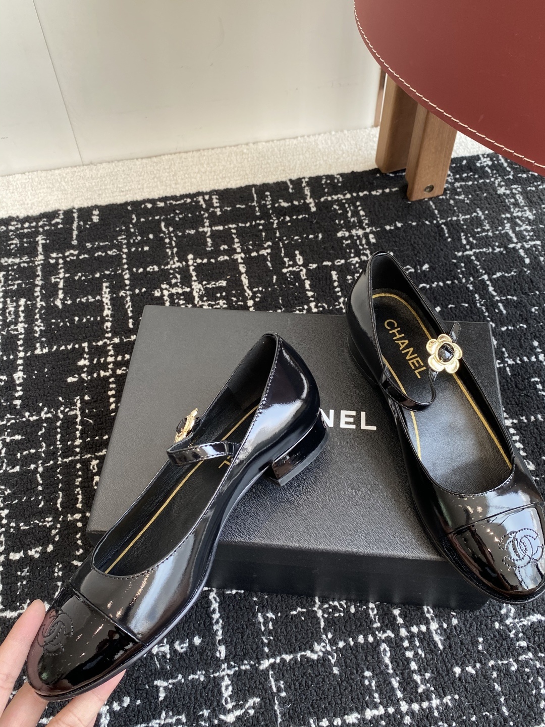 代购级
CHANEL小香 25ss 春夏鞋头电绣双C logo点缀,玛丽珍 粗跟单鞋 宛如女神脖子上的项