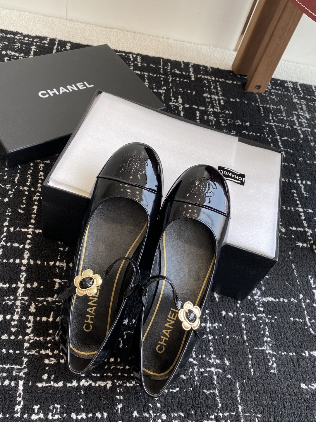 代购级
CHANEL小香 25ss 春夏鞋头电绣双C logo点缀,玛丽珍 粗跟单鞋 宛如女神脖子上的项